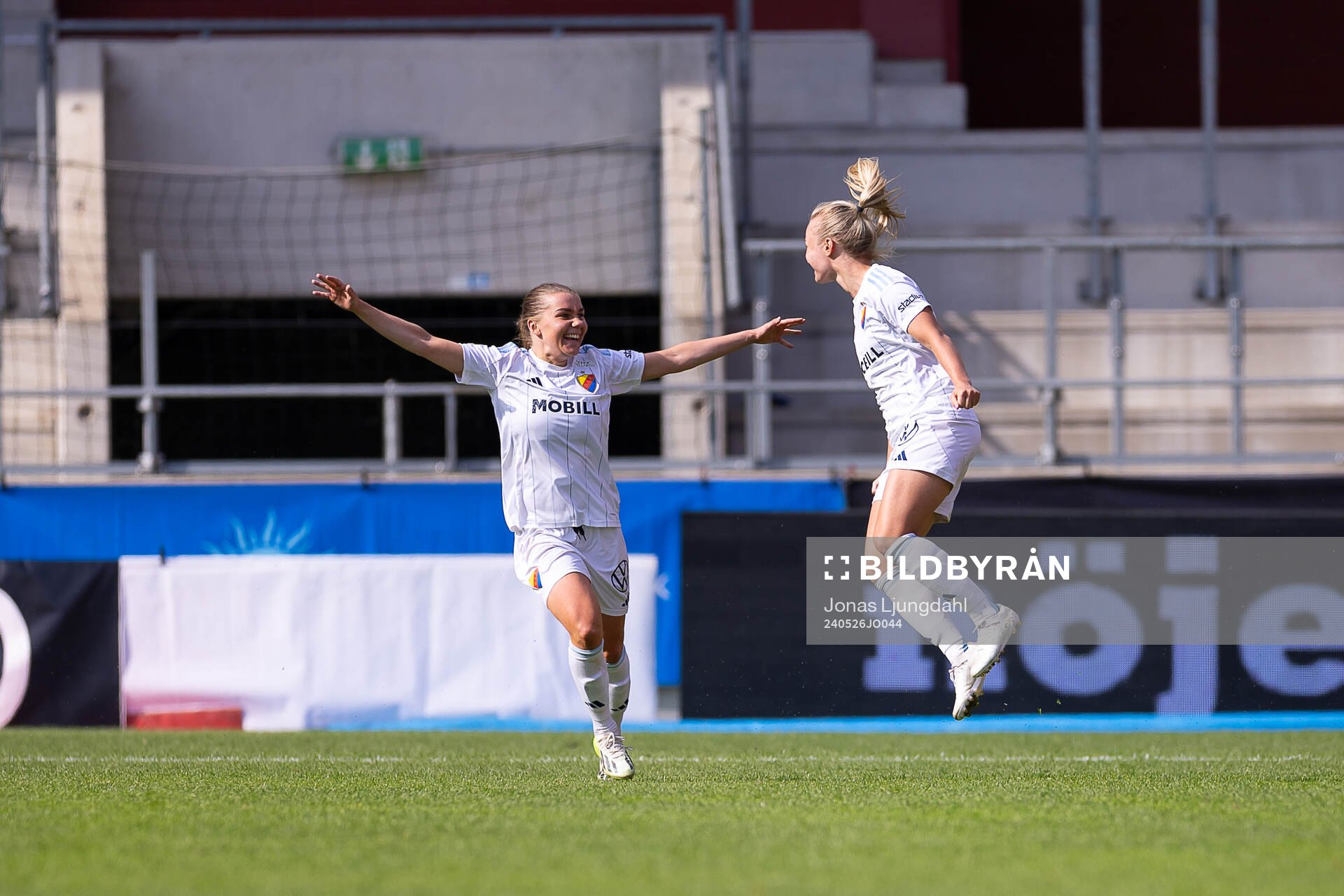 Djurgårdens Alexsandra Lobanova och Tove Almqvist jublar