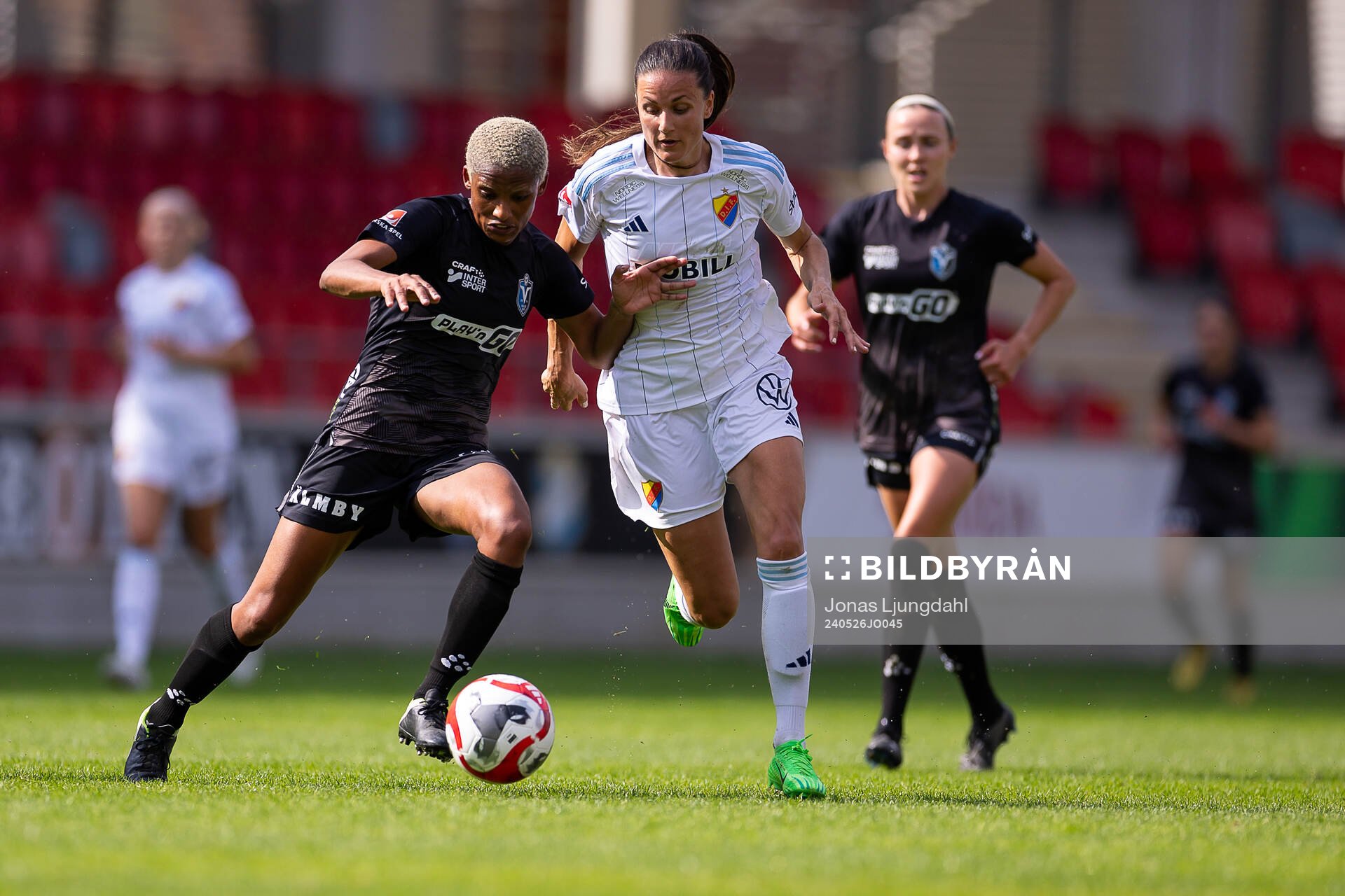 Växjö DFFs Eva Dessislava Dupuy och Djurgårdens Beata