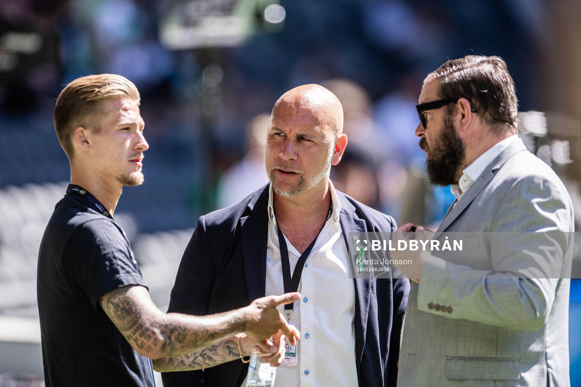 Hammarbys Fredrik Hammar, sportchef Mikael Hjelmberg och Discoverys expert Alexander Axén inför fotbollsmatchen i Allsvenskan mellan Hammarby och Sirius den 26 maj 2024 i Stockholm.
