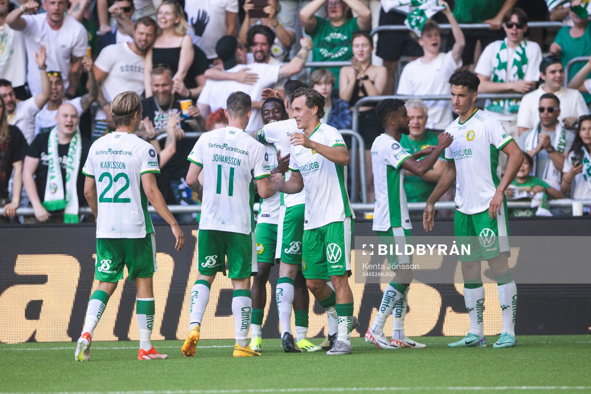 Hammarbys Bouzomana Toure jublar med lagkamrater