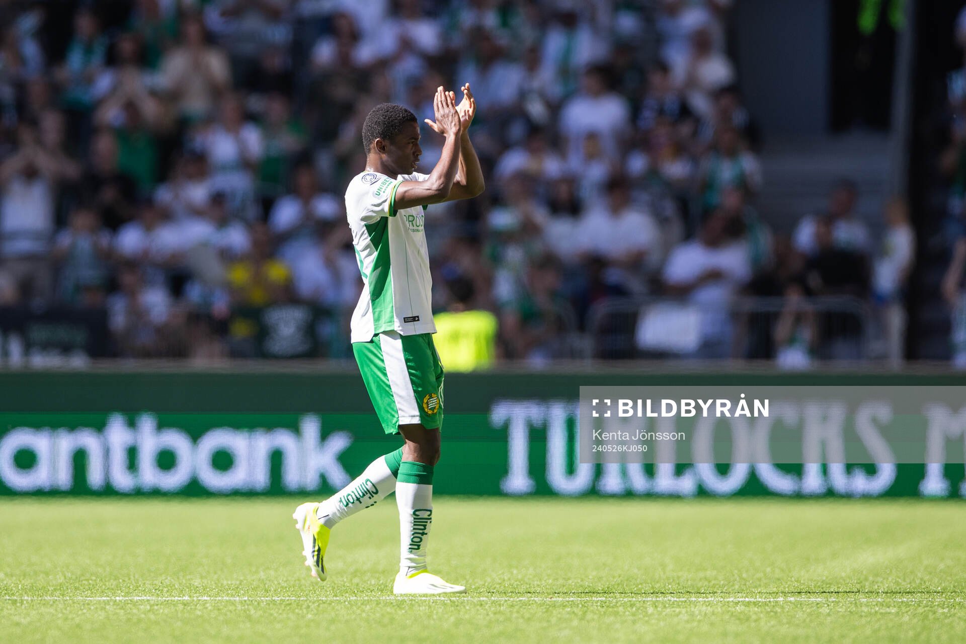 Hammarbys Bouzomana Toure applåderar publiken i samband