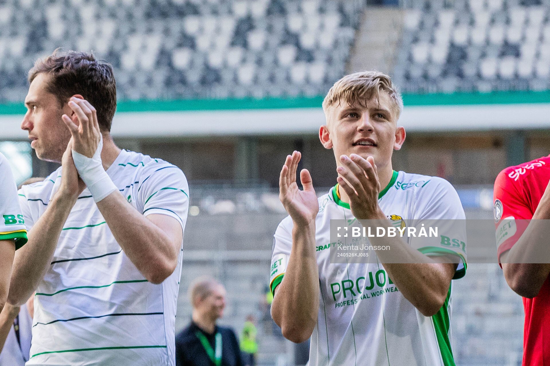 Hammarbys Dennis Collander applåderar publiken