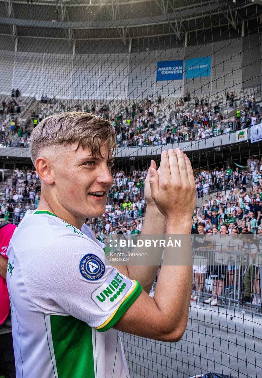 Hammarbys Dennis Collander jublar med supportrar
