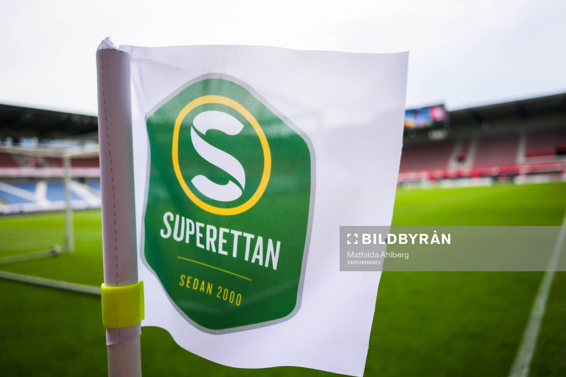En hörnflagga med Superettans logotyp