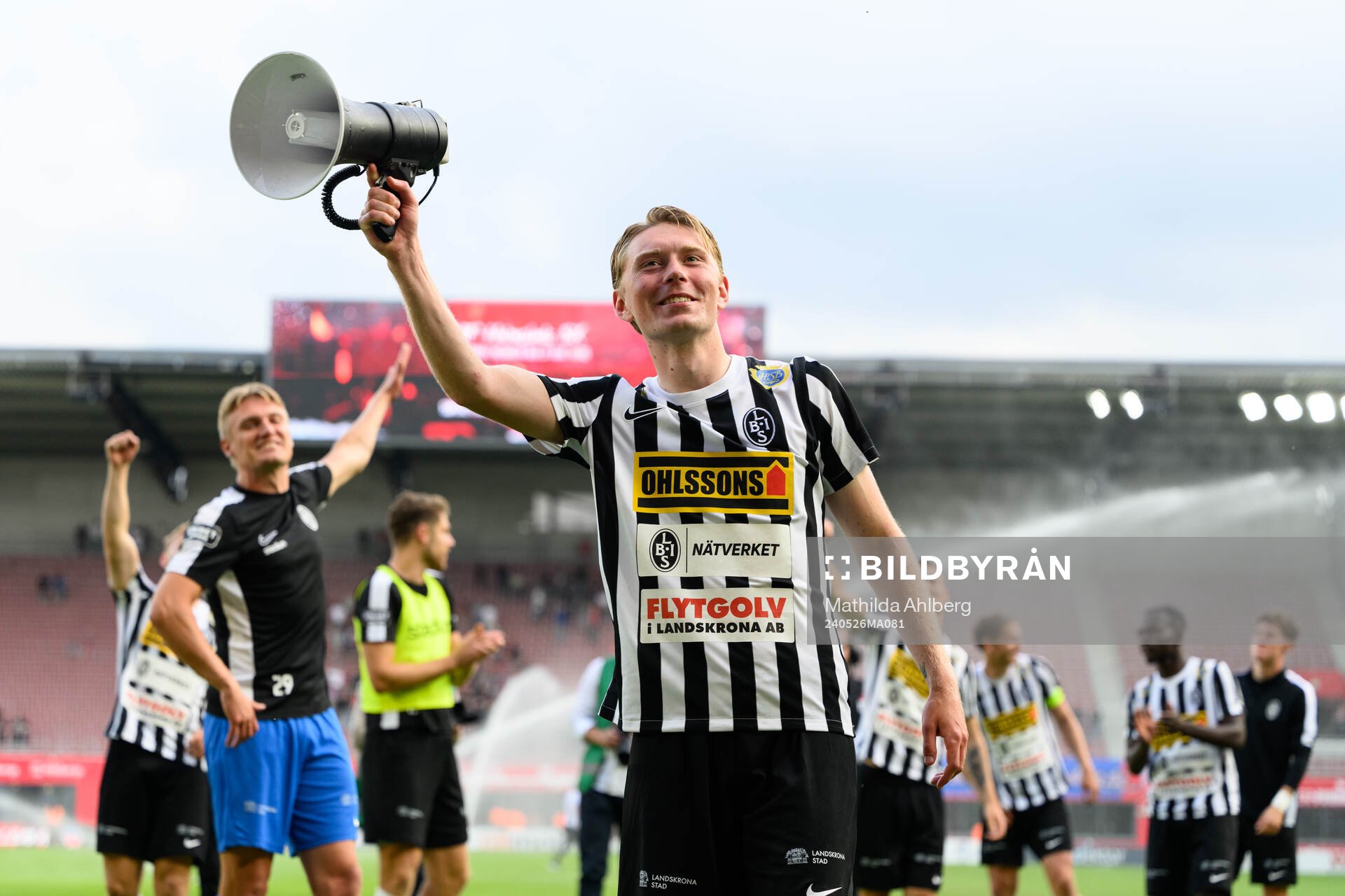 Landskronas Adam Egnell jublar efter fotbollsmatchen i Superettan mellan Helsingborg och Landskrona den 26 maj 2024 i Helsingborg. 