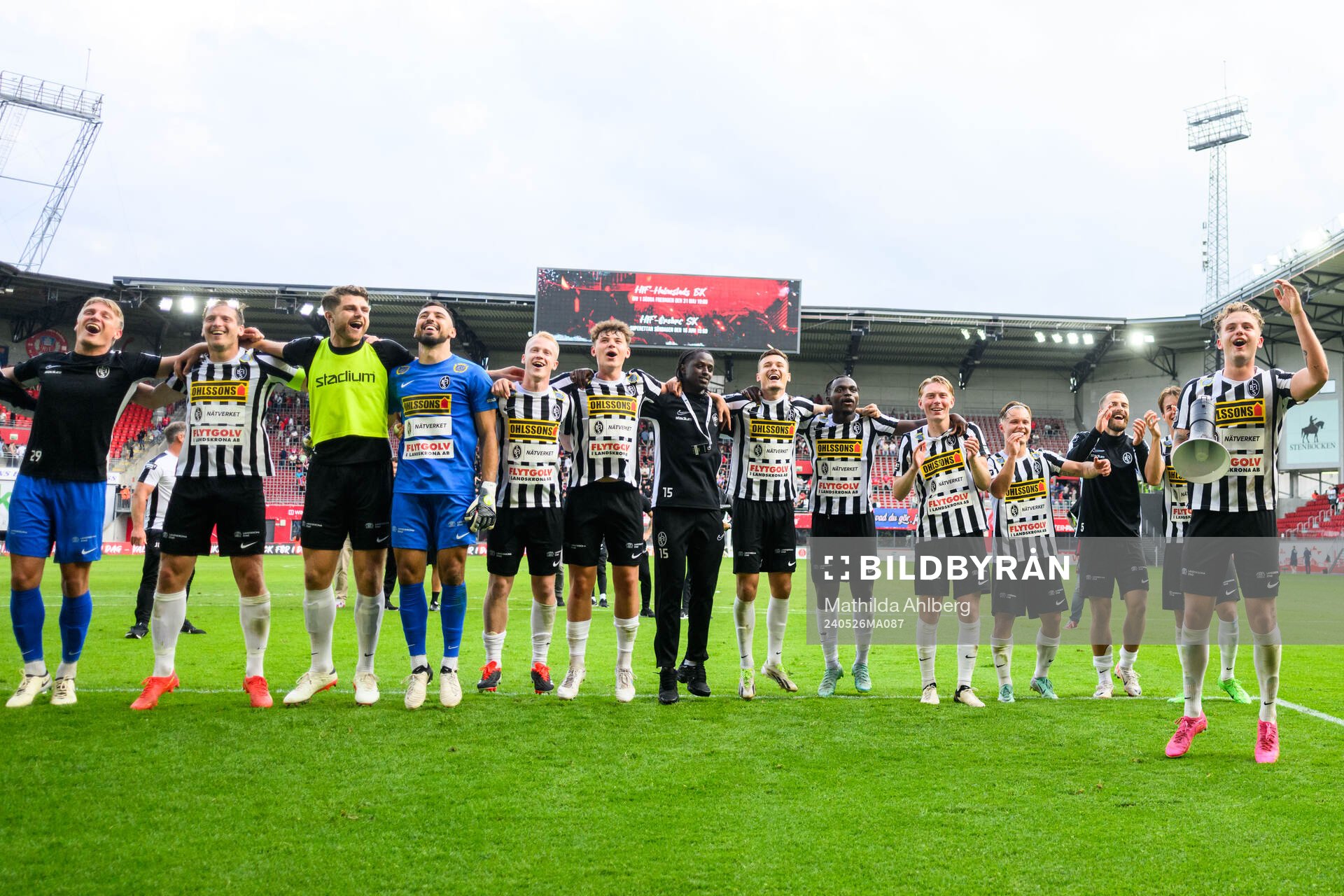 Landskrona spelare jublar efter fotbollsmatchen i Superettan mellan Helsingborg och Landskrona den 26 maj 2024 i Helsingborg. 
