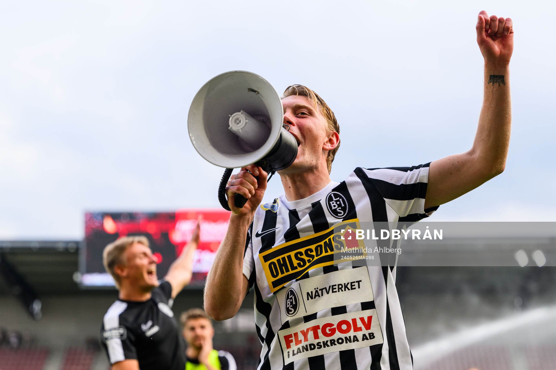 Landskronas Adam Egnell jublar efter fotbollsmatchen i Superettan mellan Helsingborg och Landskrona den 26 maj 2024 i Helsingborg. 