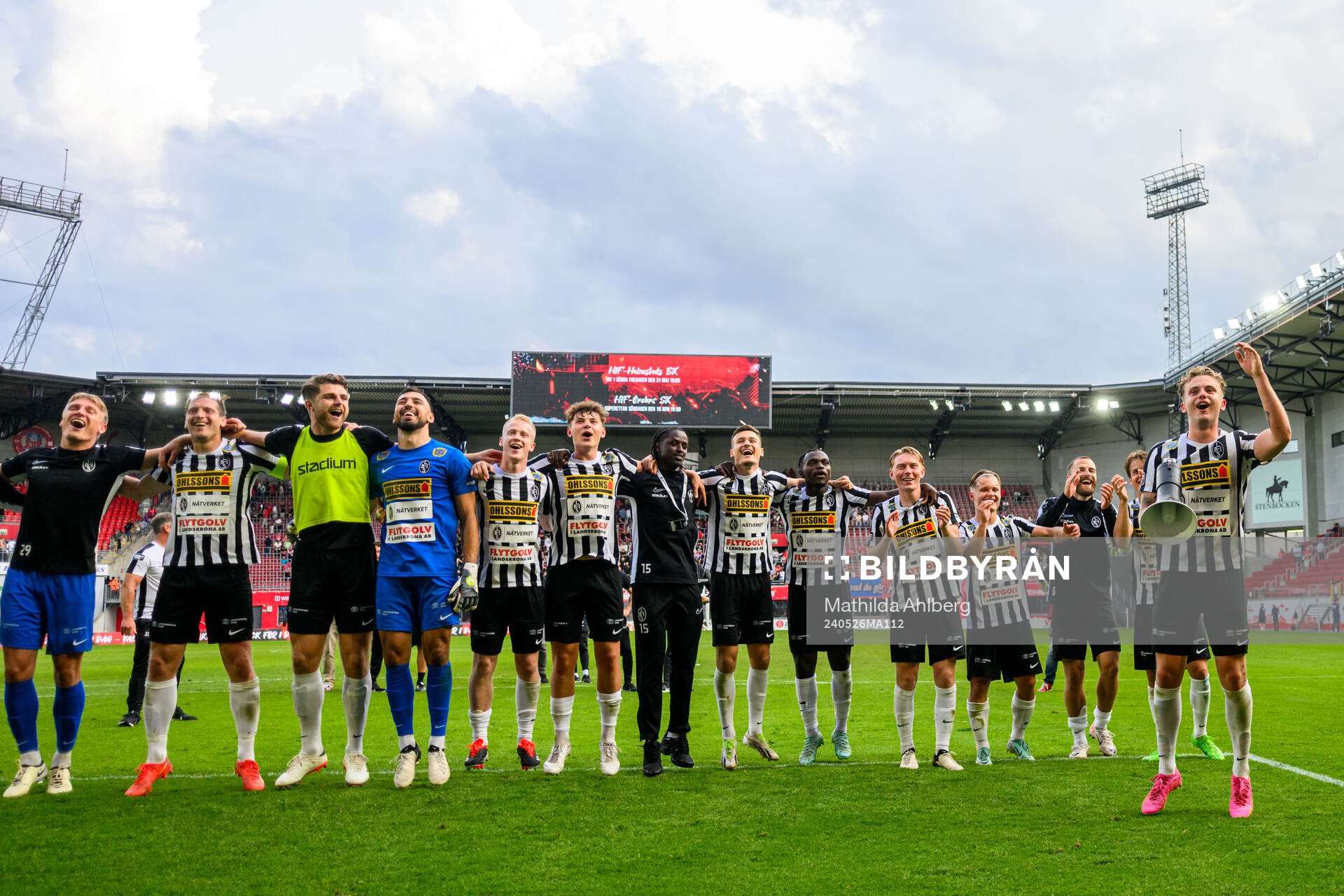 Landskronas Frederik Ihler jublar med lagkamrater efter fotbollsmatchen i Superettan mellan Helsingborg och Landskrona den 26 maj 2024 i Helsingborg.