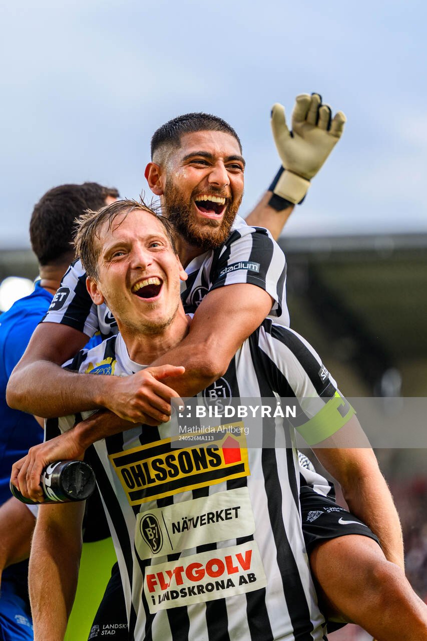 Landskronas Frederik Ihler och Rassa Rahmani jublar efter fotbollsmatchen i Superettan mellan Helsingborg och Landskrona den 26 maj 2024 i Helsingborg.