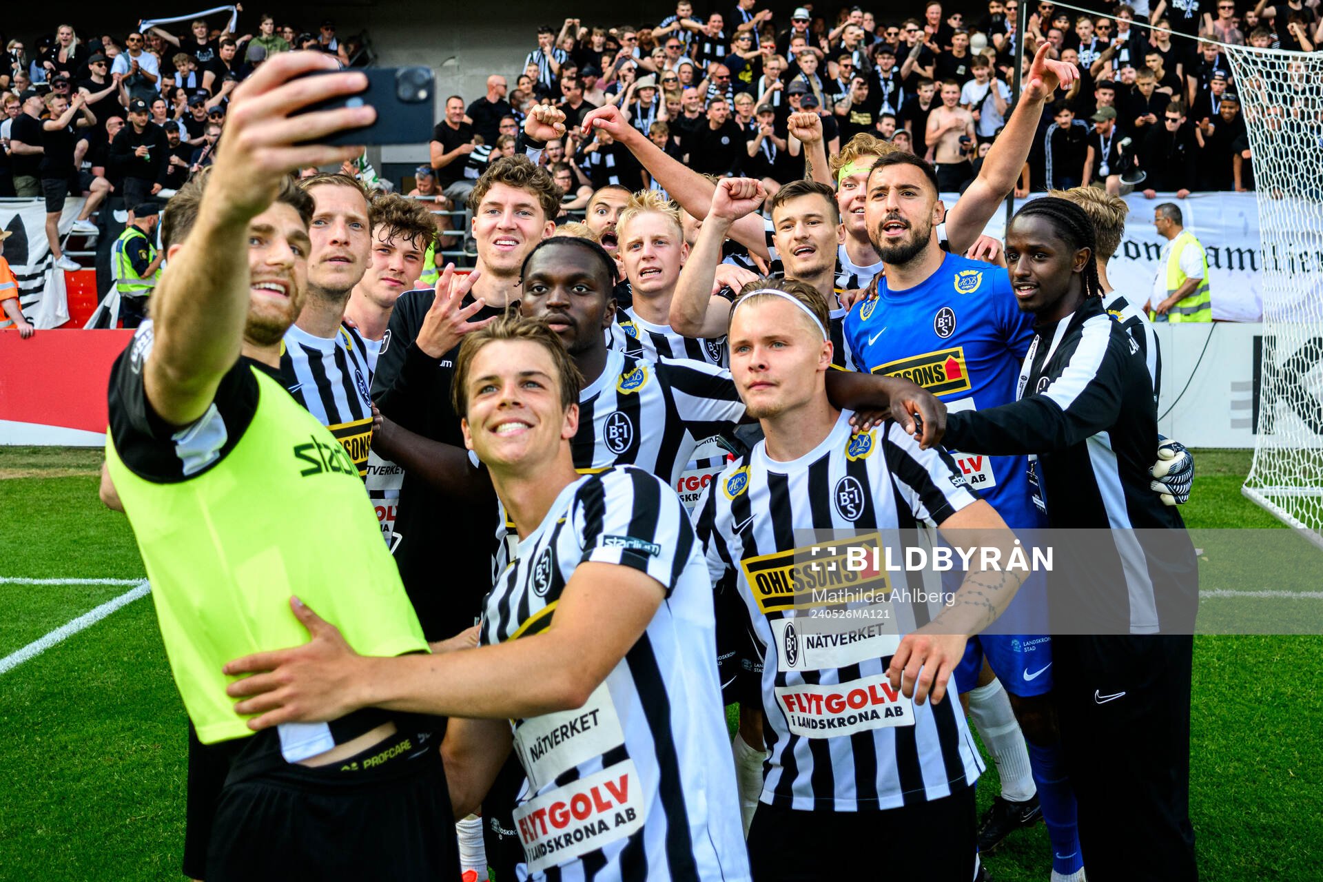 Landskronas spelare jublar efter fotbollsmatchen i Superettan mellan Helsingborg och Landskrona den 26 maj 2024 i Helsingborg. 