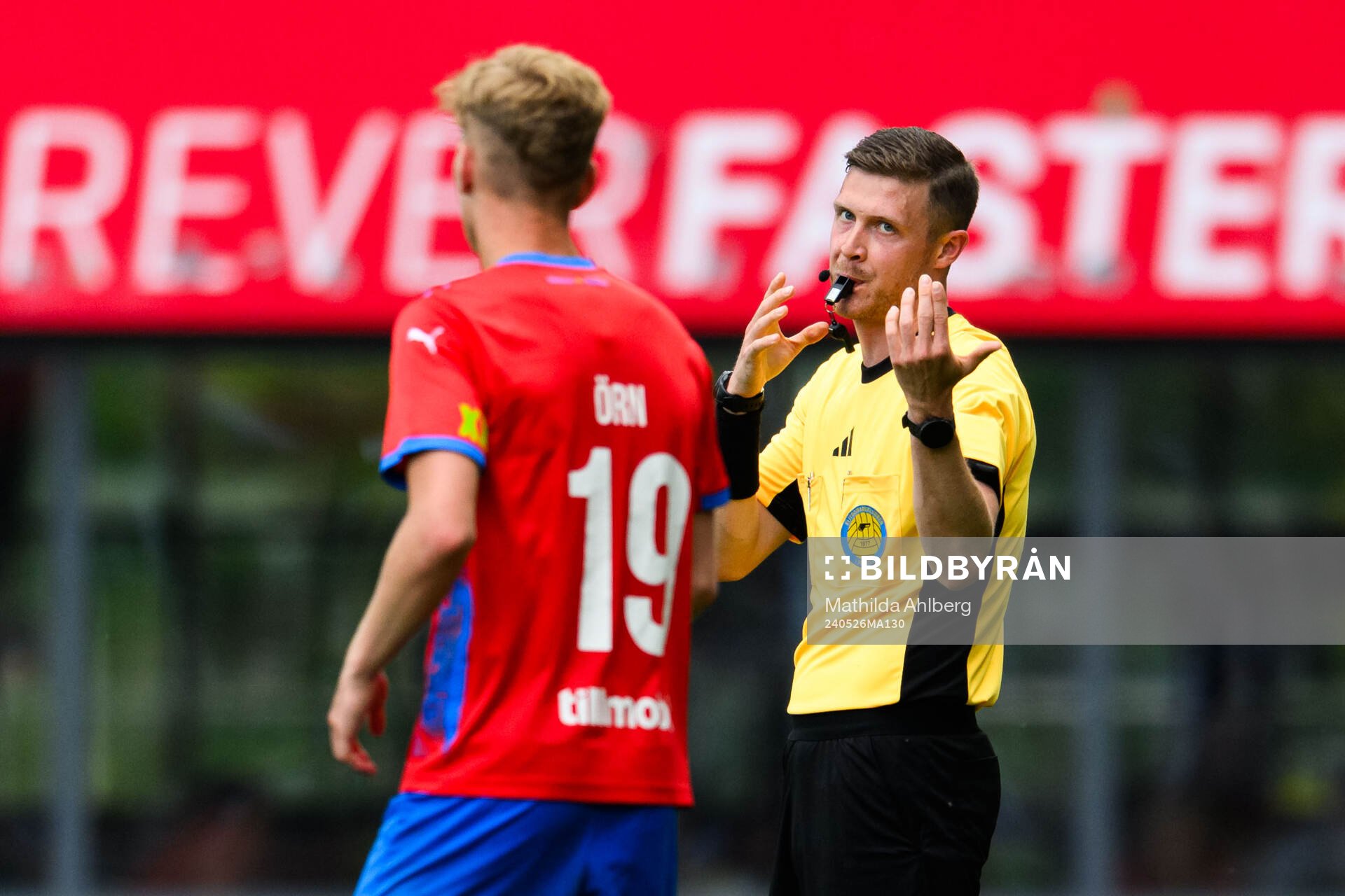 Domare Erik Mattsson under fotbollsmatchen i Superettan mellan Helsingborg och Landskrona den 26 maj 2024 i Helsingborg. 