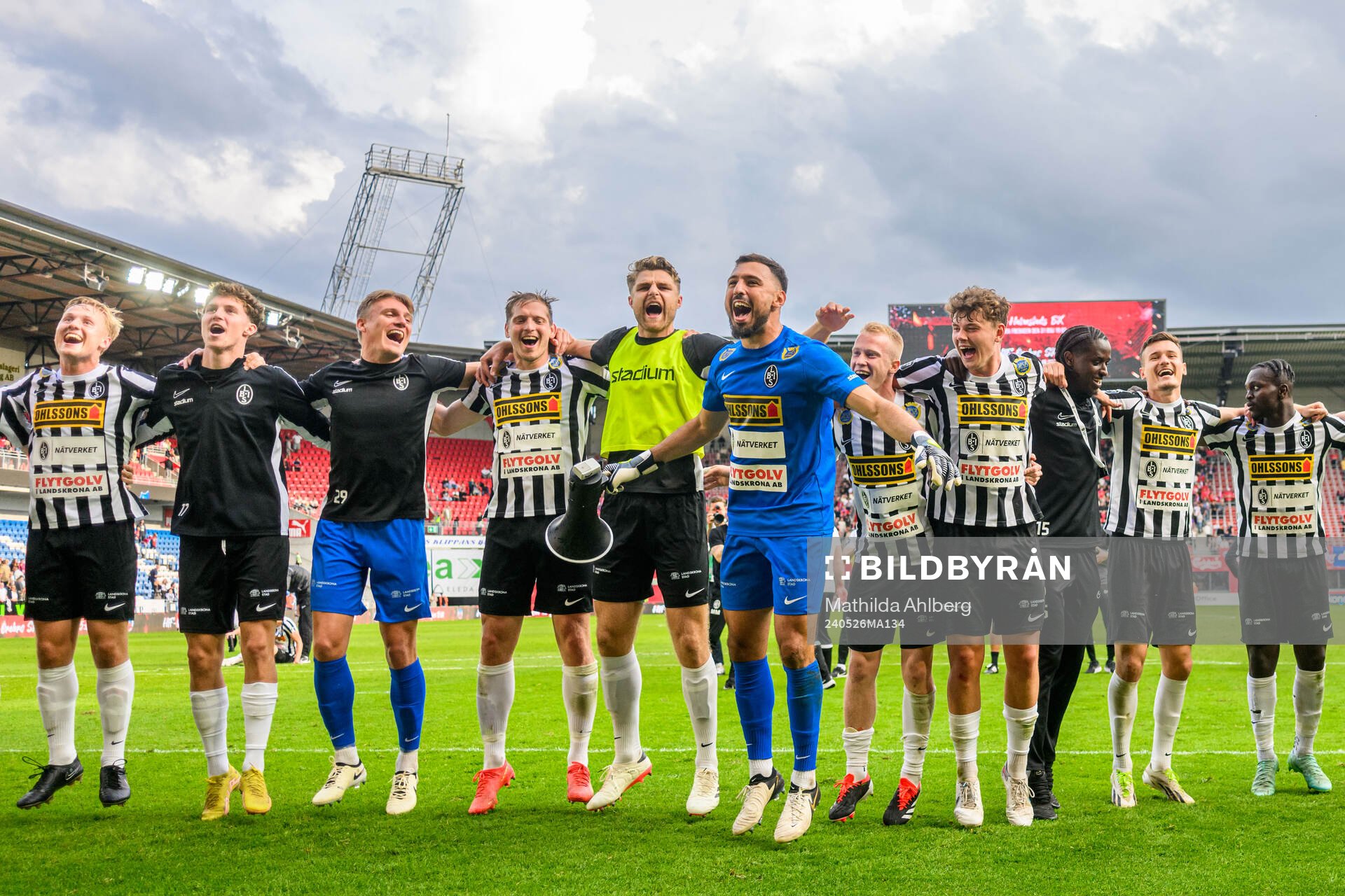 Landskronas målvakt Amr Kaddoura jublar med lagkamrater