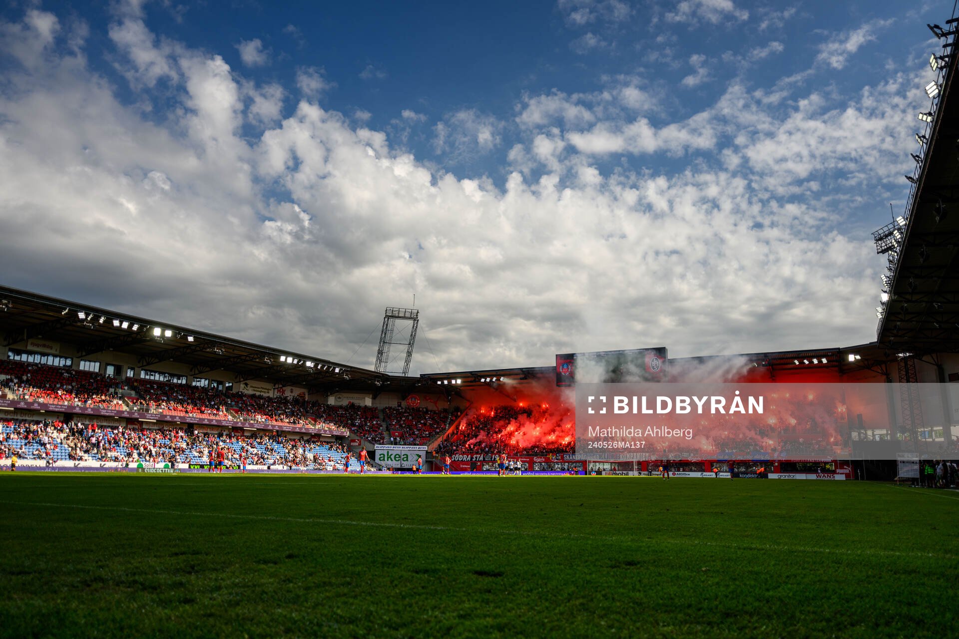 Helsingborgs supportrar bränner bengaler
