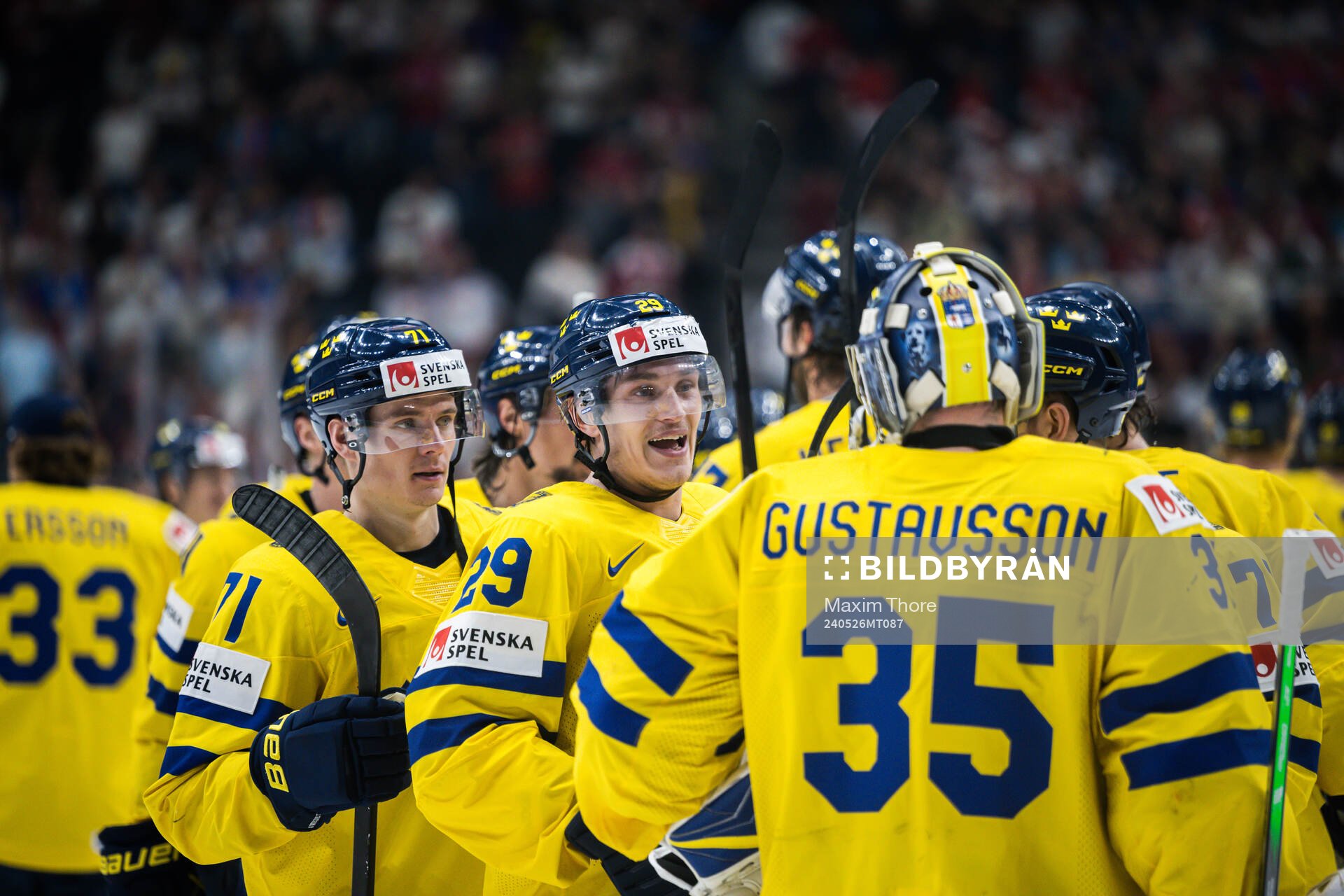 Pontus Holmberg and goaltender Filip Gustavsson celebrates