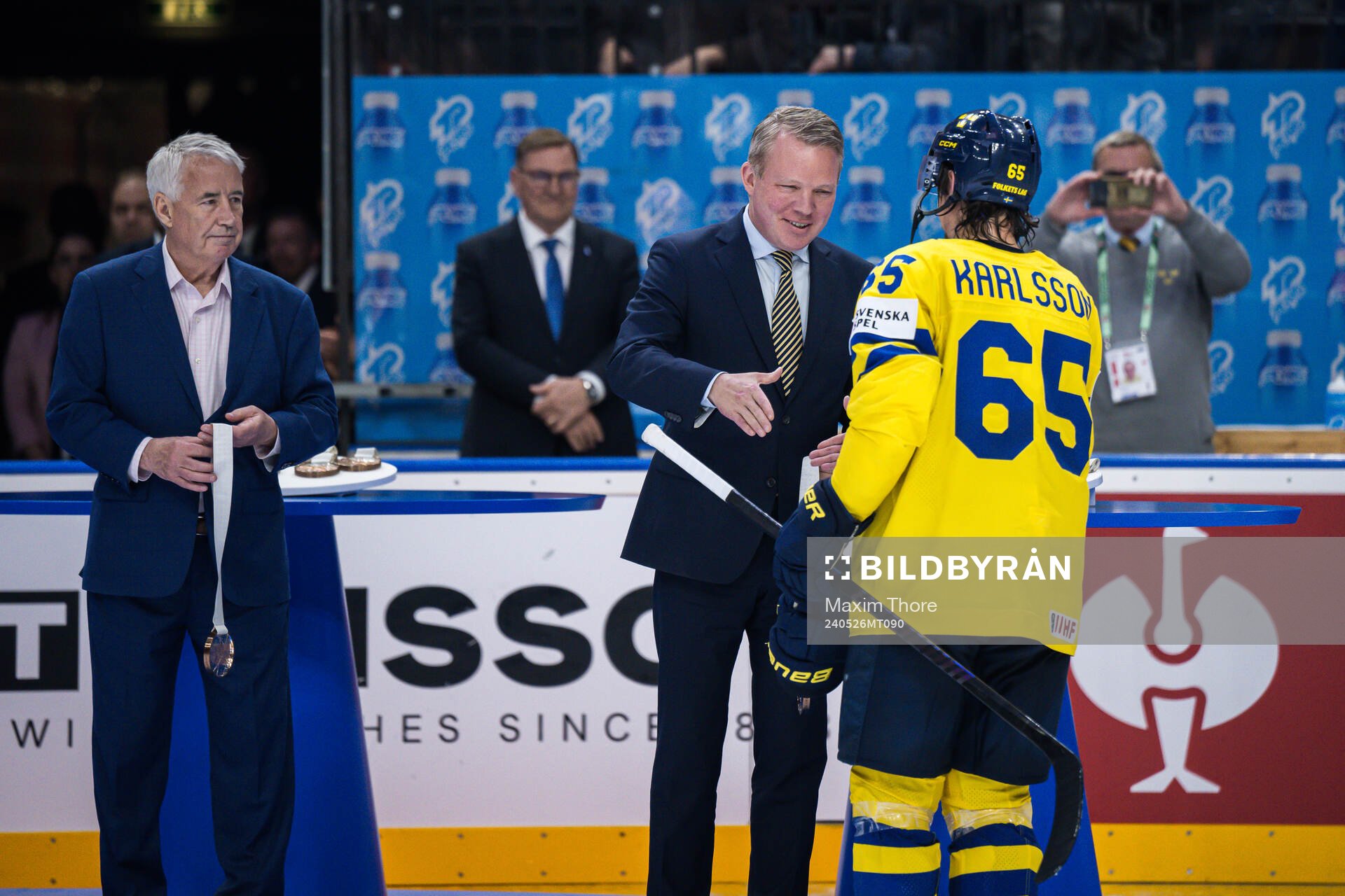Erik Karlsson of Sweden receiving bronze medal