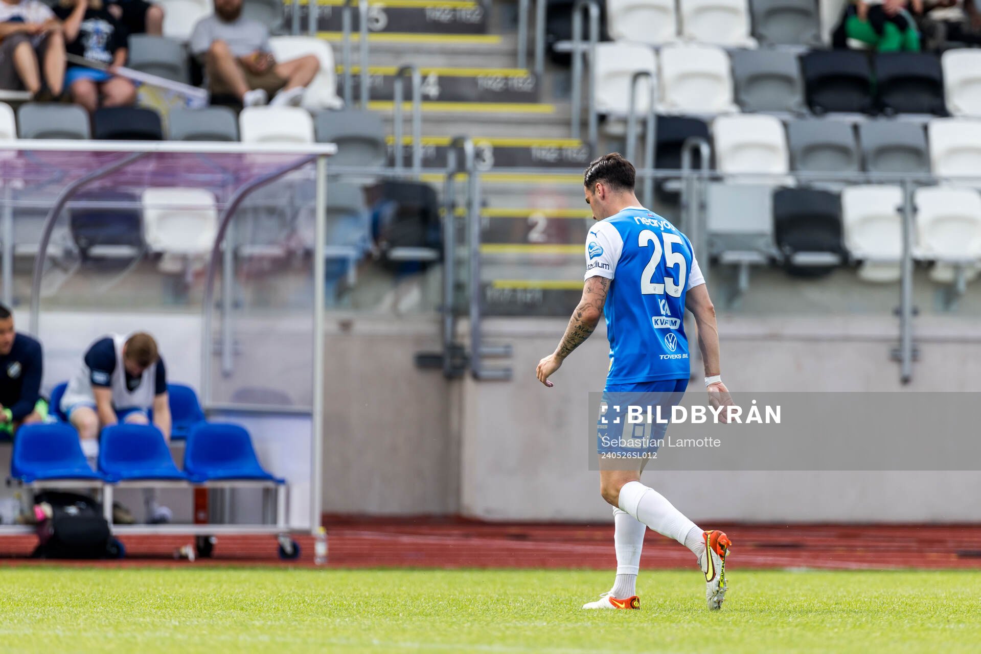 IK Oddevolds Kenan Mehovic lämnar planen efter att ha fått rött kort under fotbollsmatchen i Superettan mellan IK Oddevold och Östersund den 26 maj 2024 i Uddevalla.