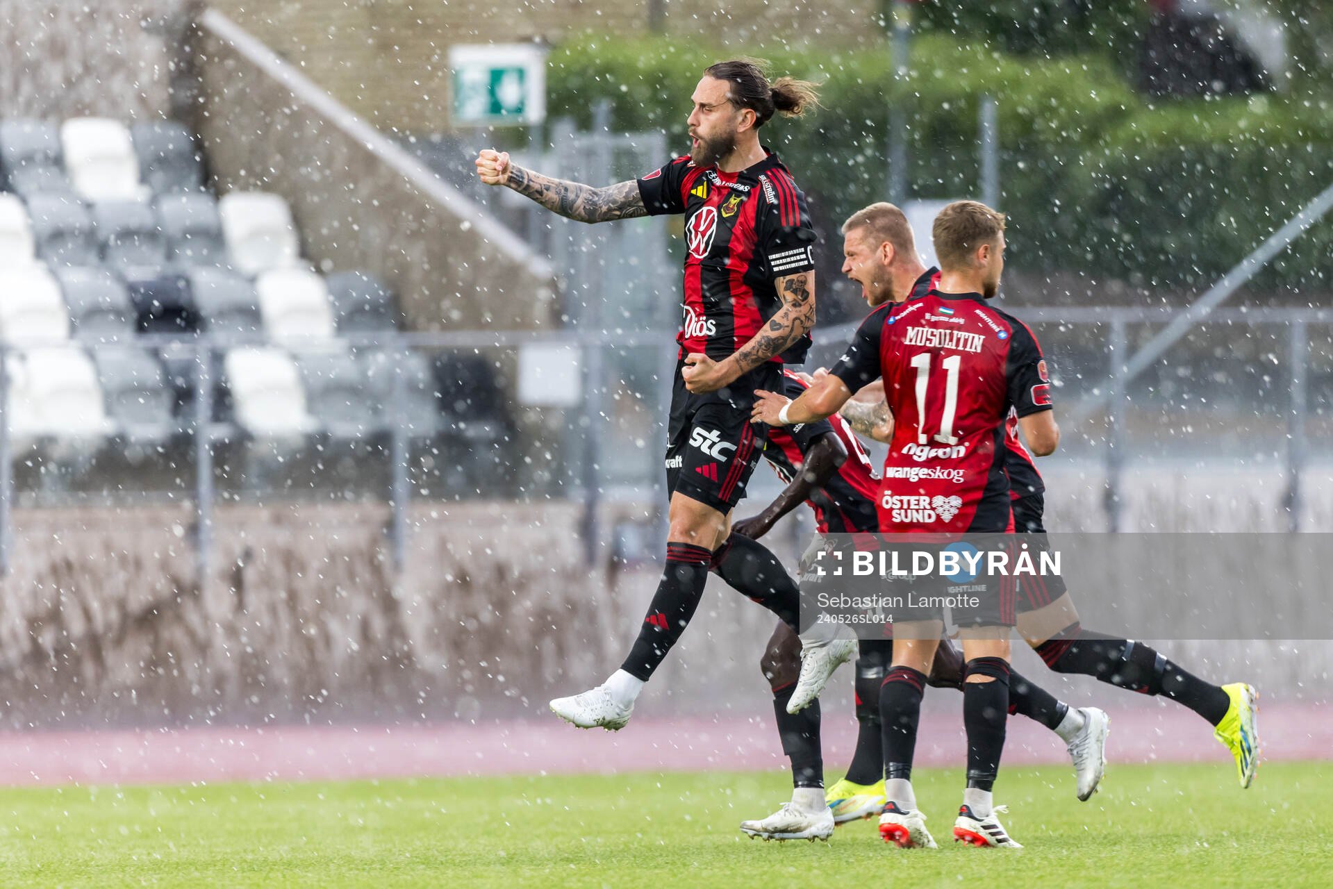 Östersunds Ali Suljic jublar under fotbollsmatchen i Superettan mellan IK Oddevold och Östersund den 26 maj 2024 i Uddevalla. 