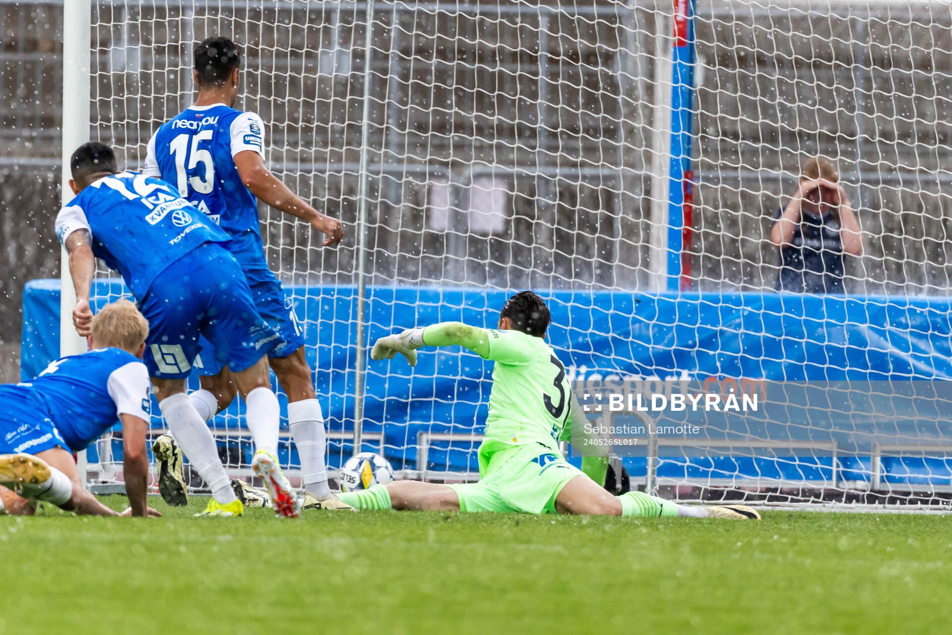 Östersunds Ali Suljic skjuter in 0-1 bakom IK Oddevolds