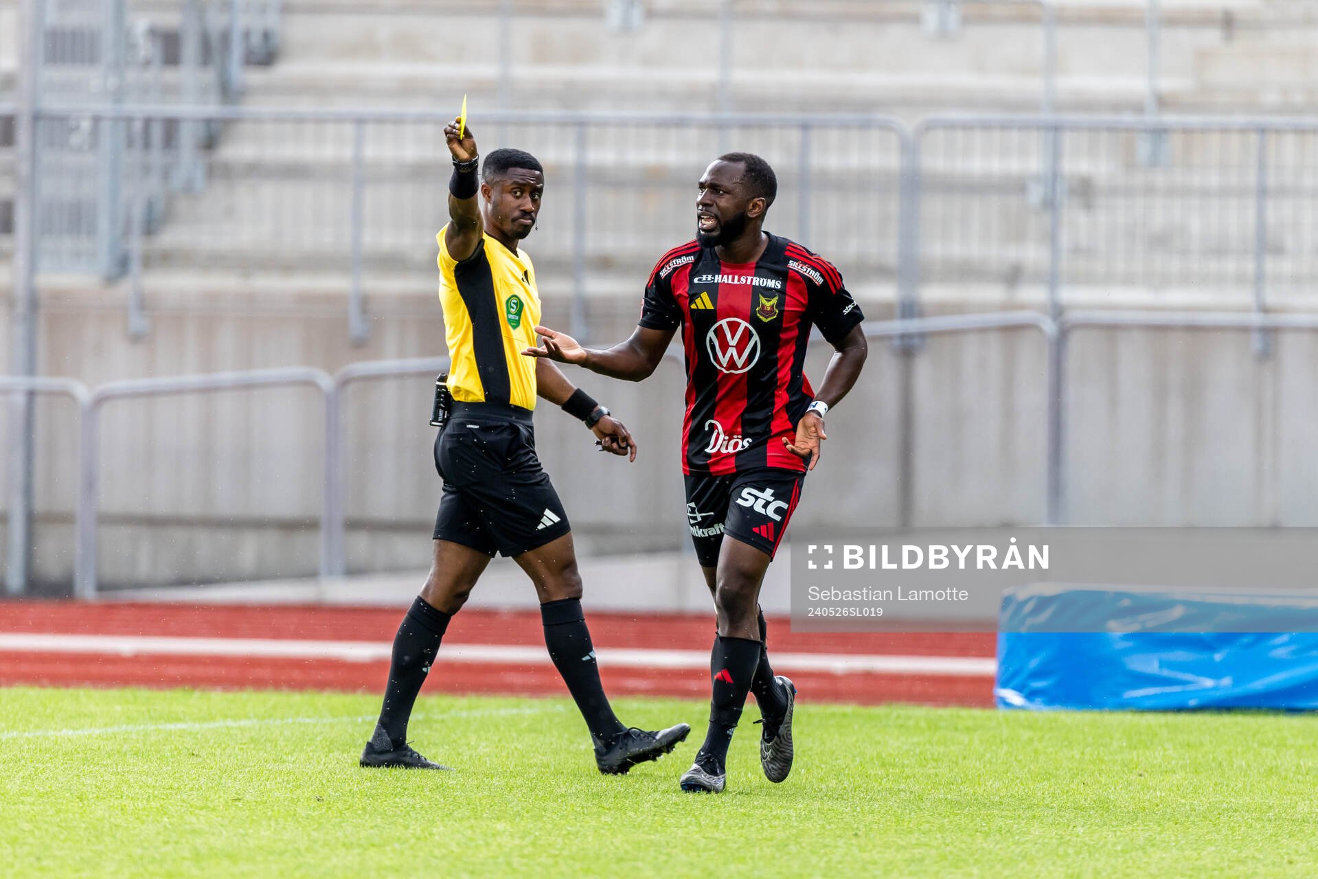 Domare Fredrik Oppong visar gult kort till Östersunds