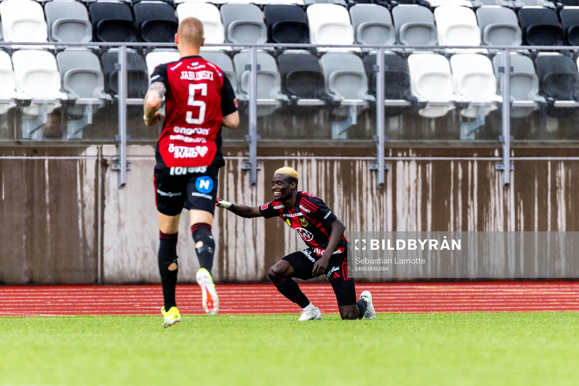 Östersunds Assiedou Yannick Armel Adjoumani har gjort 0-2 och jublar under fotbollsmatchen i Superettan mellan IK Oddevold och Östersund den 26 maj 2024 i Uddevalla. 