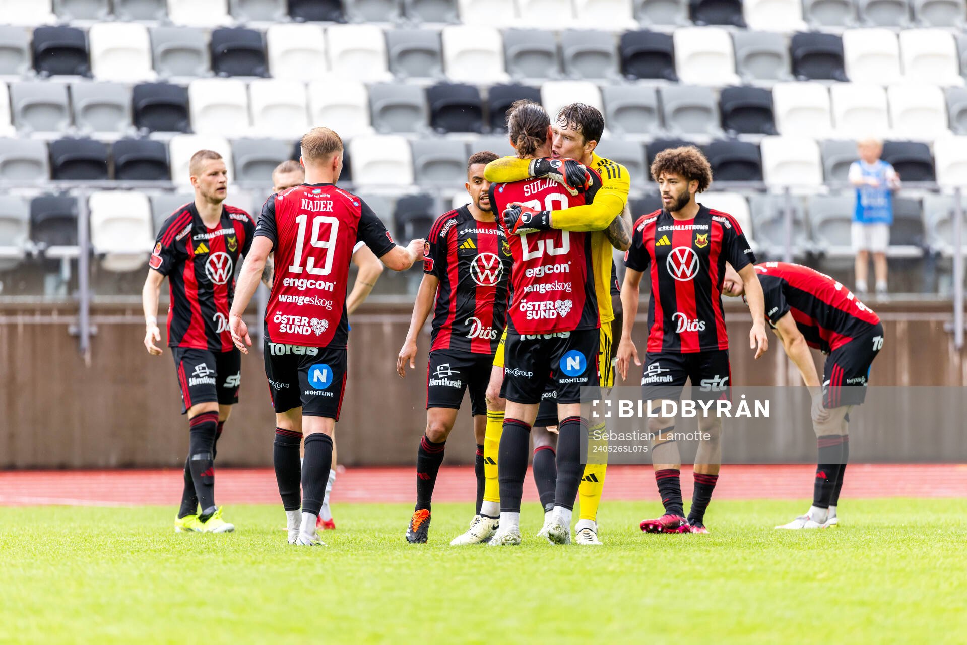 Östersunds spelare jublar efter fotbollsmatchen i Superettan mellan IK Oddevold och Östersund den 26 maj 2024 i Uddevalla. 