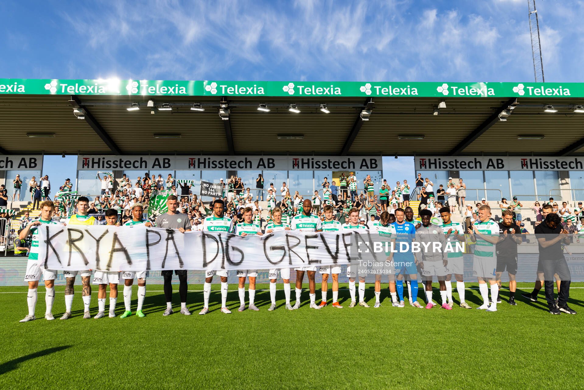 Västerås spelare med en banderoll för Simon Gefvert efter fotbollsmatchen i Allsvenskan mellan Västerås och Brommapojkarna den 26 maj 2024 i Västerås.