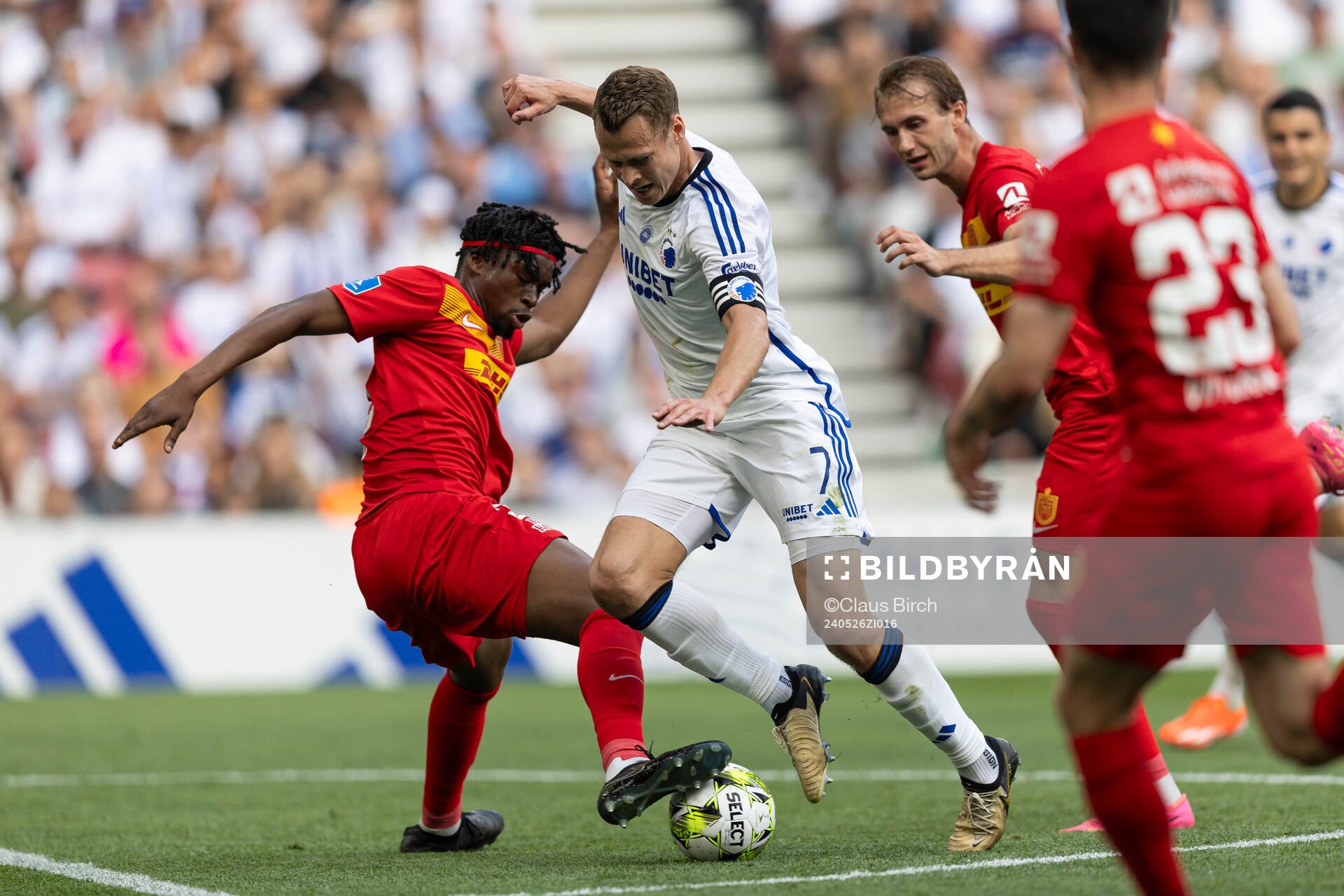 [DK=20240526: Viktor Claesson, FC København stoppes af