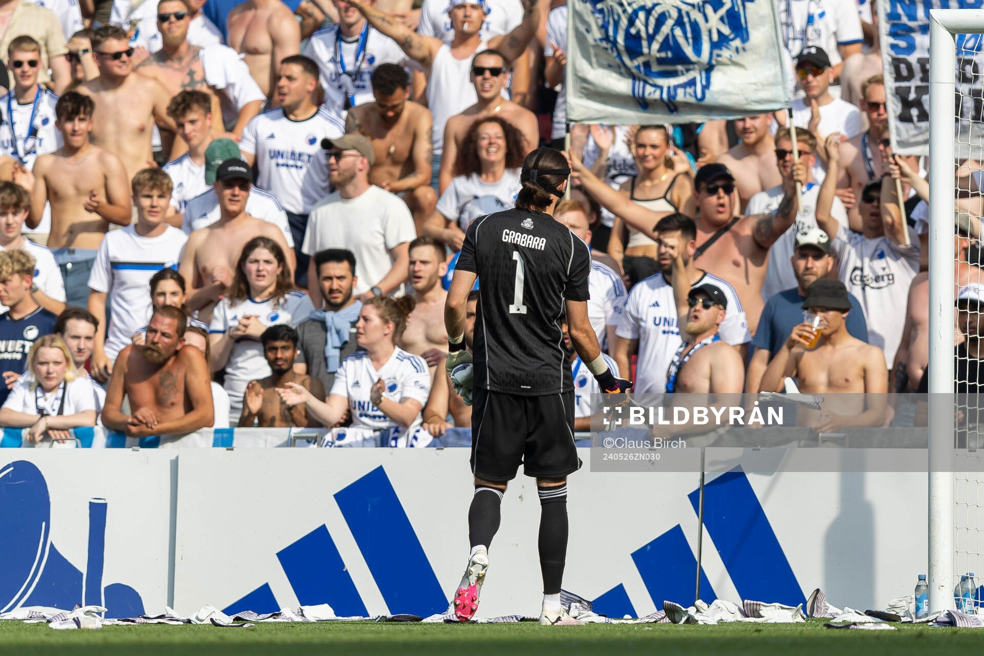 [DK=20240526: FC Københavns fans kaster arbejdshandsker