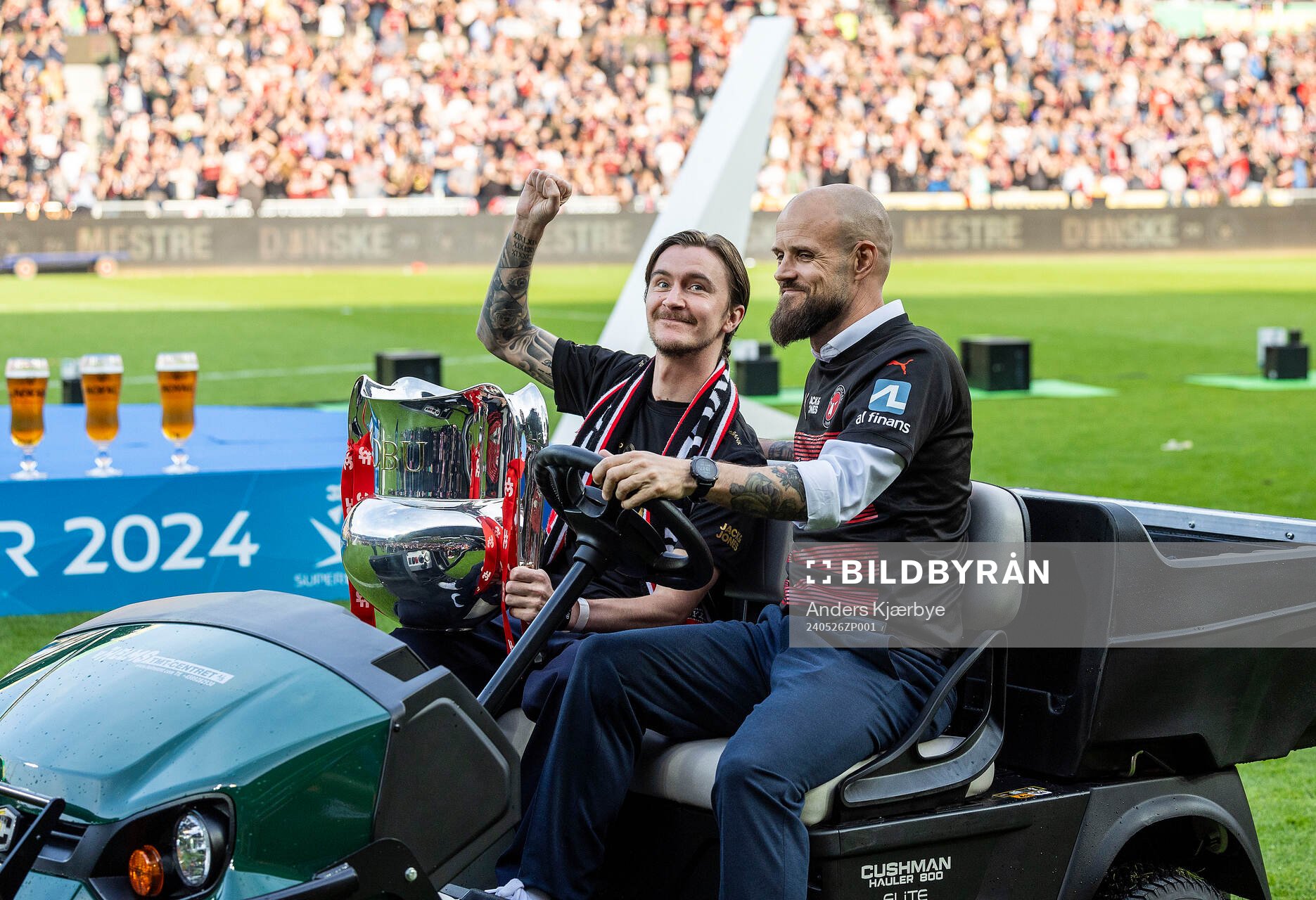 Kristoffer Olsson med pokalen