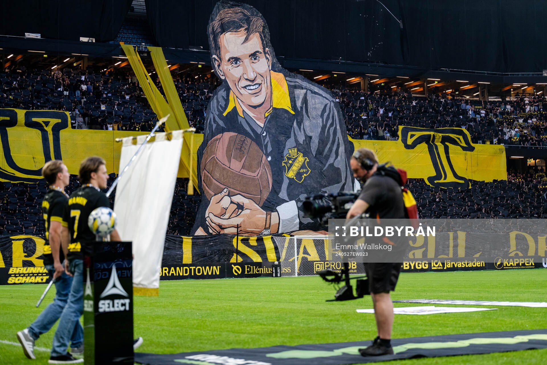 Kurt Hamrin hyllas med tifo inför fotbollsmatchen i Allsvenskan mellan AIK och IFK Göteborg den 27 maj 2024 i Stockholm. 