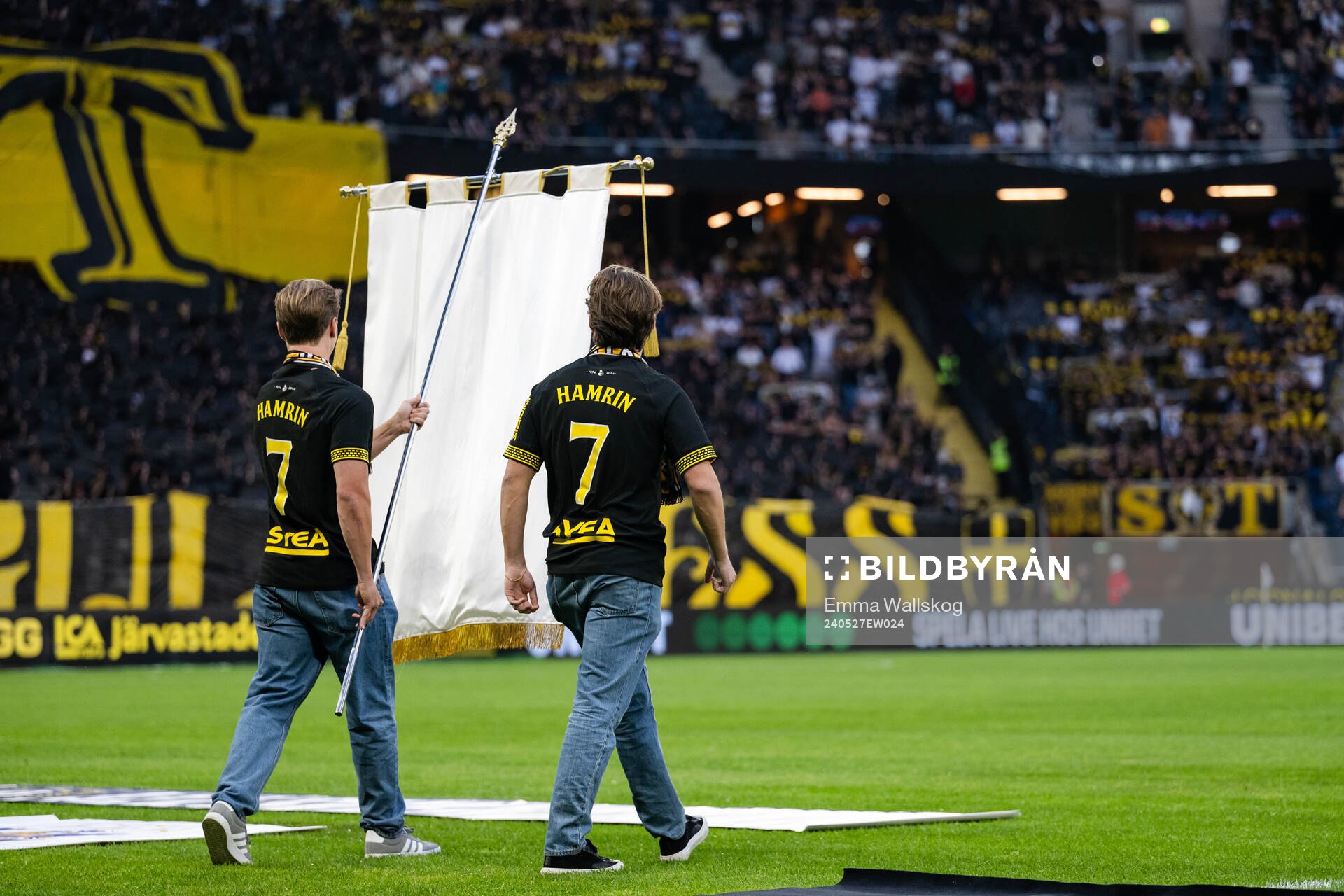 Kurt Hamrins barnbarn som fanbärare inför  fotbollsmatchen i Allsvenskan mellan AIK och IFK Göteborg den 27 maj 2024 i Stockholm. 