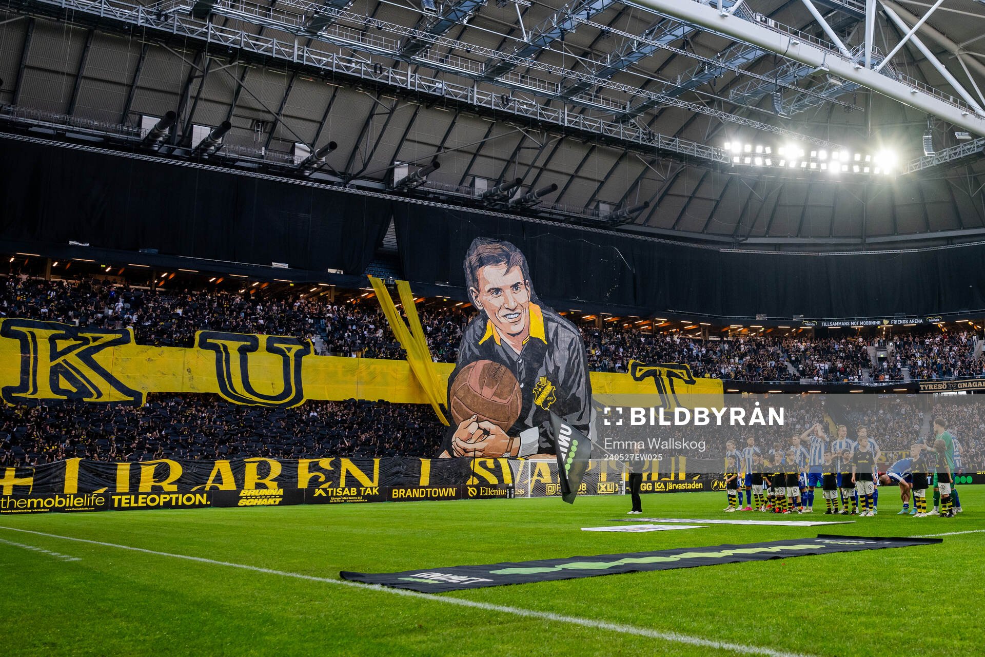 Kurt Hamrin hyllas med tifo inför fotbollsmatchen i Allsvenskan mellan AIK och IFK Göteborg den 27 maj 2024 i Stockholm. 