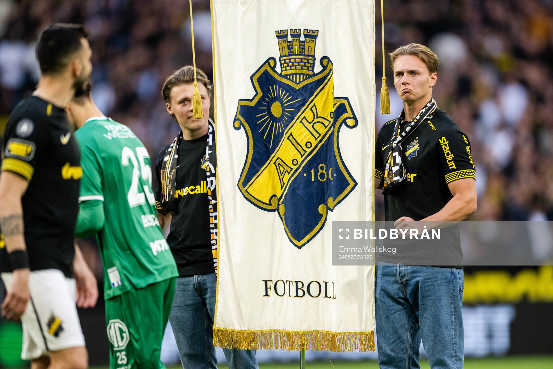 Kurt Hamrins barnbarn som fanbärare inför fotbollsmatchen i Allsvenskan mellan AIK och IFK Göteborg den 27 maj 2024 i Stockholm. 