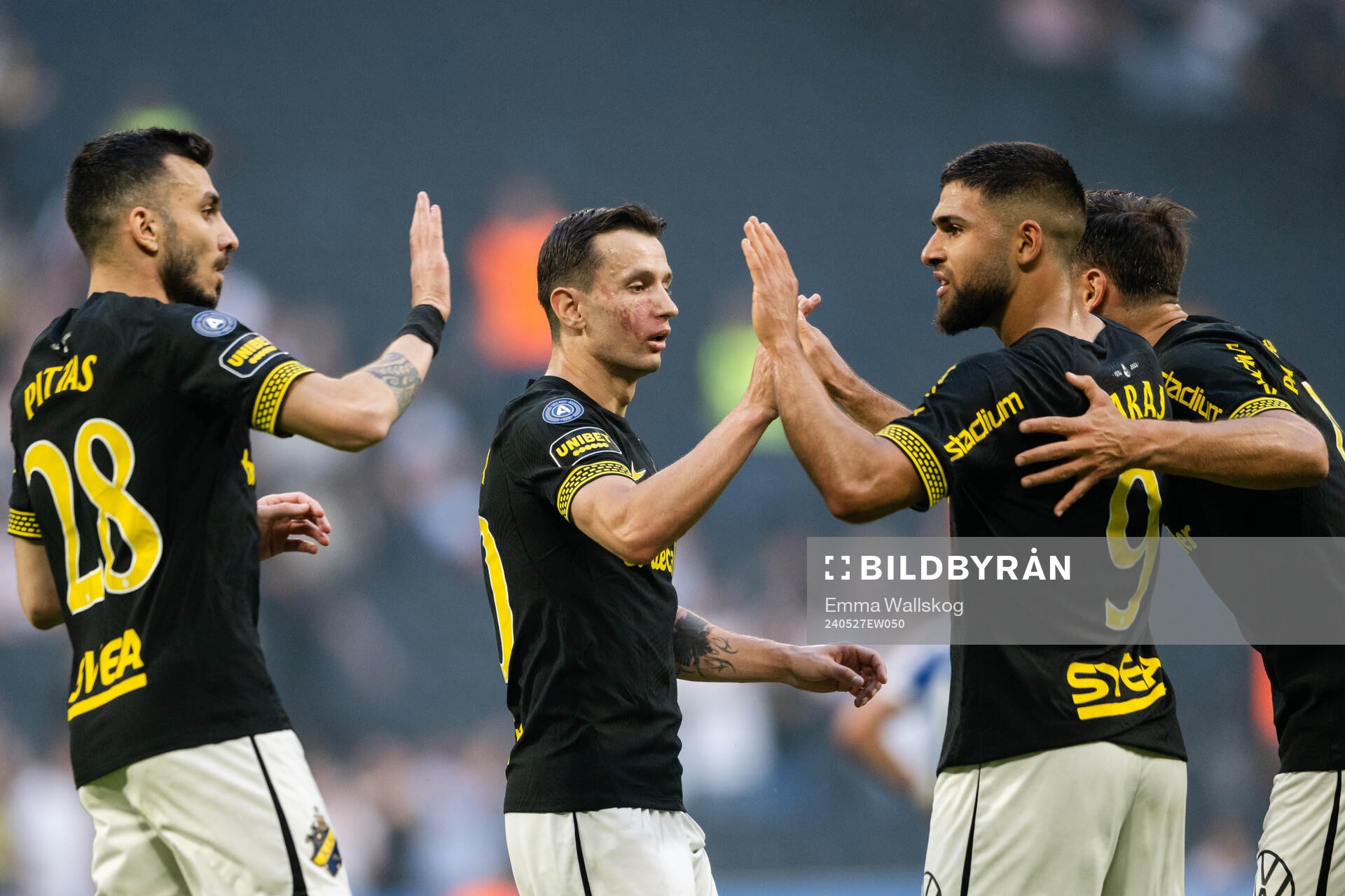 AIKs Omar Faraj jublar med Ioannis Pittas och Bersant Celina efter 1-1 under fotbollsmatchen i Allsvenskan mellan AIK och IFK Göteborg den 27 maj 2024 i Stockholm.