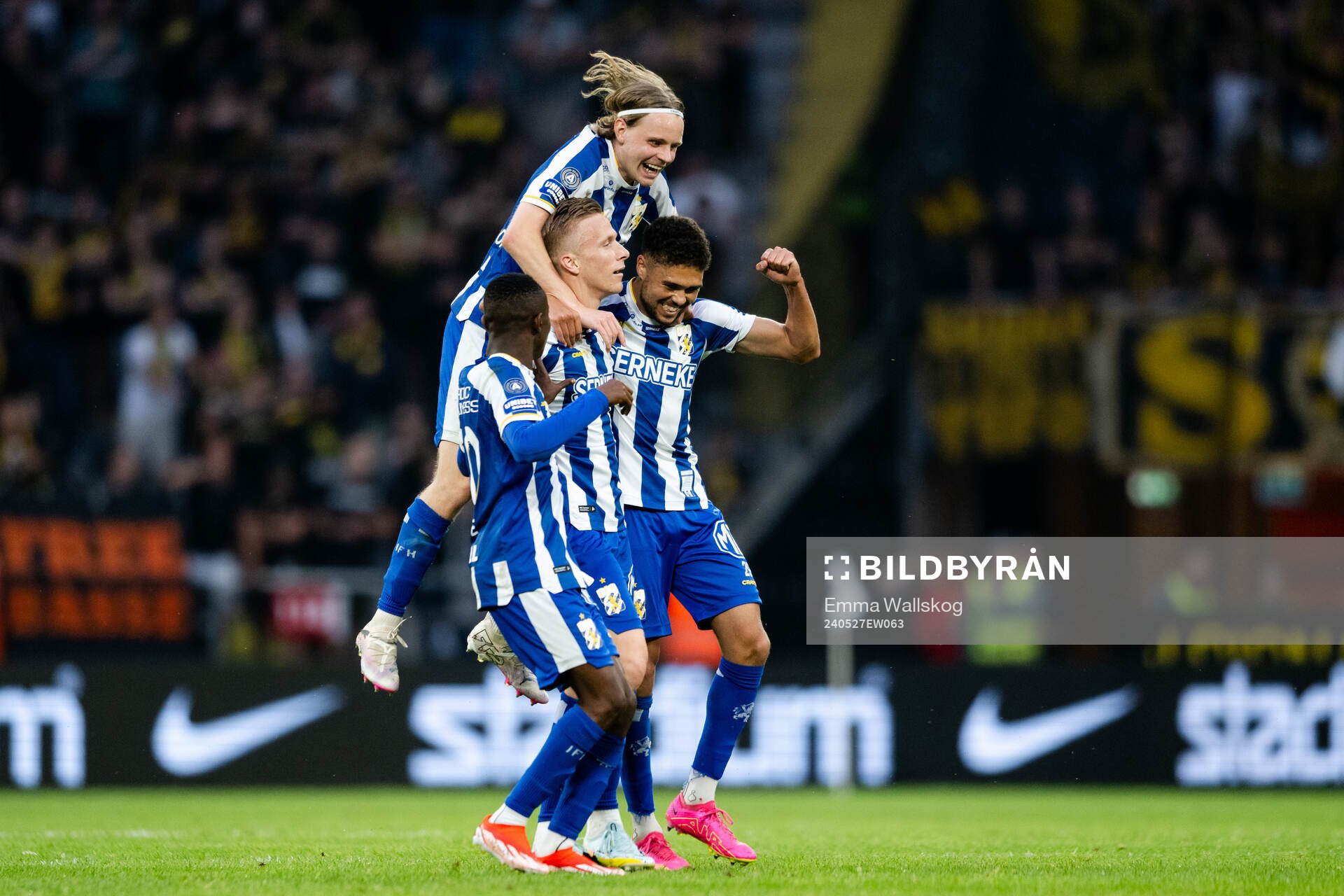 IFK Göteborgs Oscar Wendt jublar med Oscar Pettersson ,