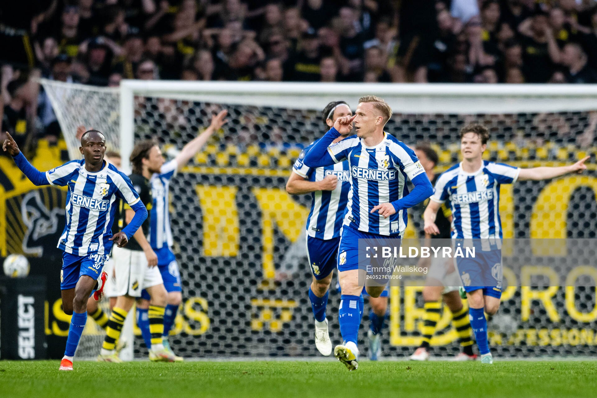 IFK Göteborgs Oscar Wendt jublar efter 1-2 under fotbollsmatchen i Allsvenskan mellan AIK och IFK Göteborg den 27 maj 2024 i Stockholm. 