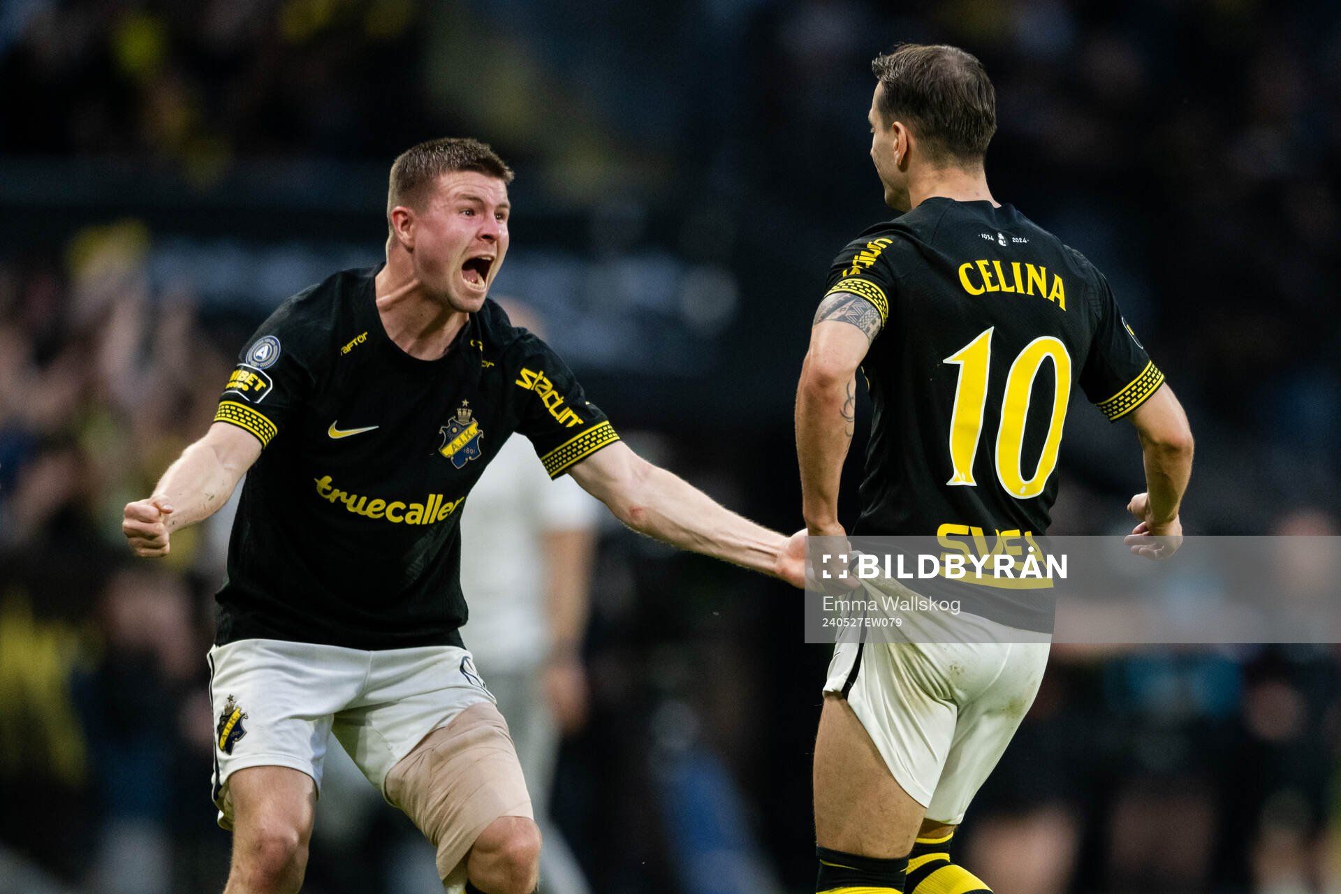 AIKs Mads Døhr Thychosen och Bersant Celina jublar efter 3-2 under fotbollsmatchen i Allsvenskan mellan AIK och IFK Göteborg den 27 maj 2024 i Stockholm.