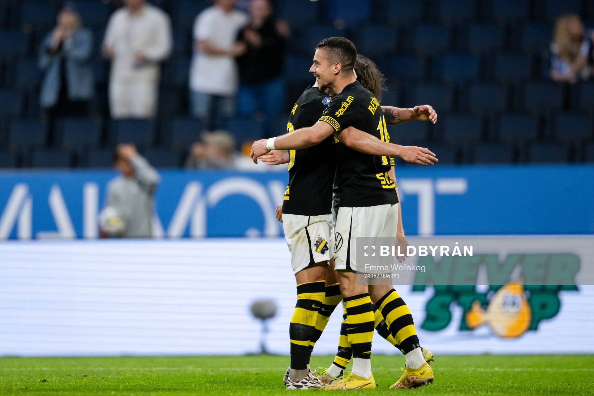 AIKs Dino Besirovic och Bersant Celina jublar efter 4-2 under fotbollsmatchen i Allsvenskan mellan AIK och IFK Göteborg den 27 maj 2024 i Stockholm.