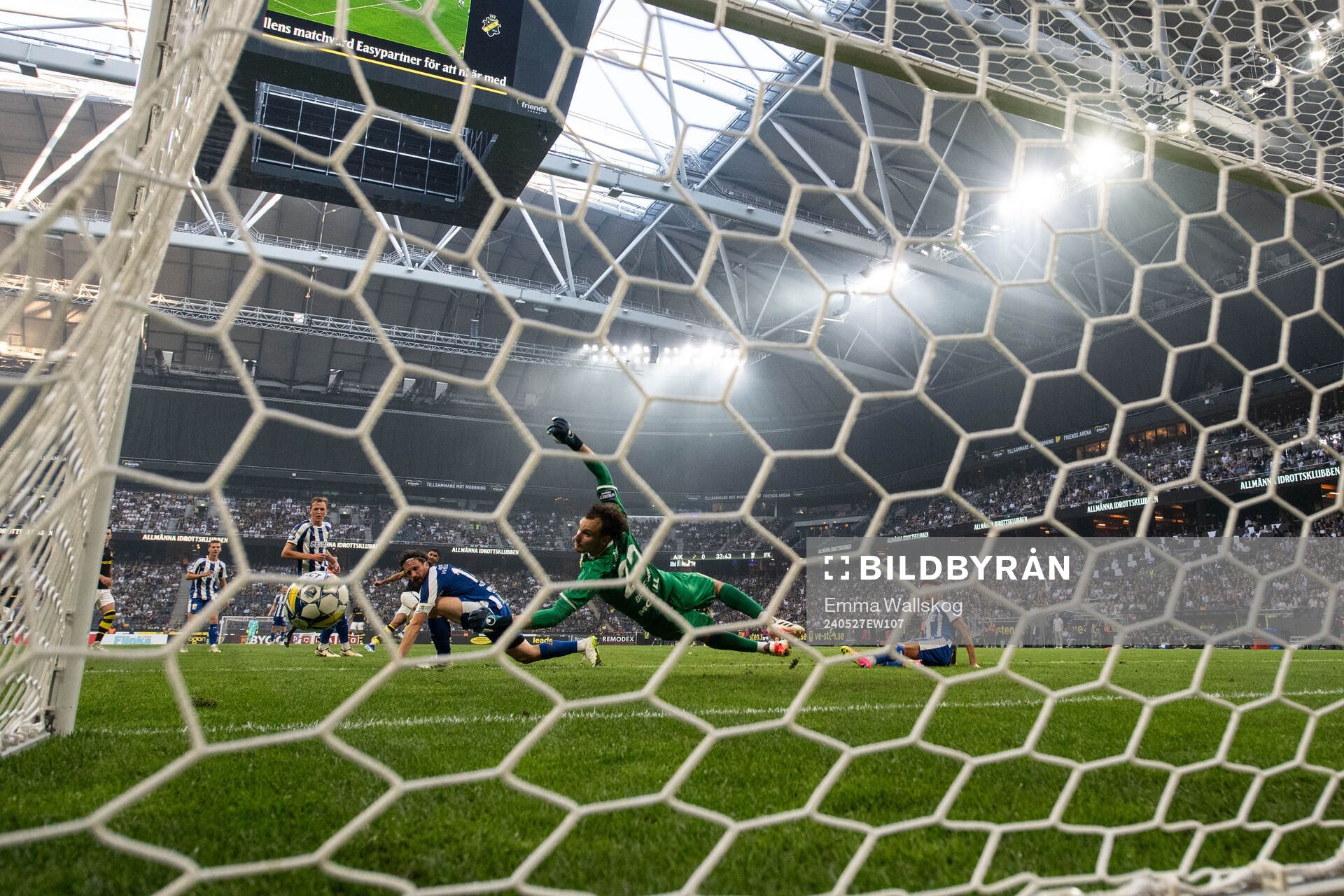AIKs Omar Faraj gör 1-1 bakom IFK Göteborgs målvakt Elis