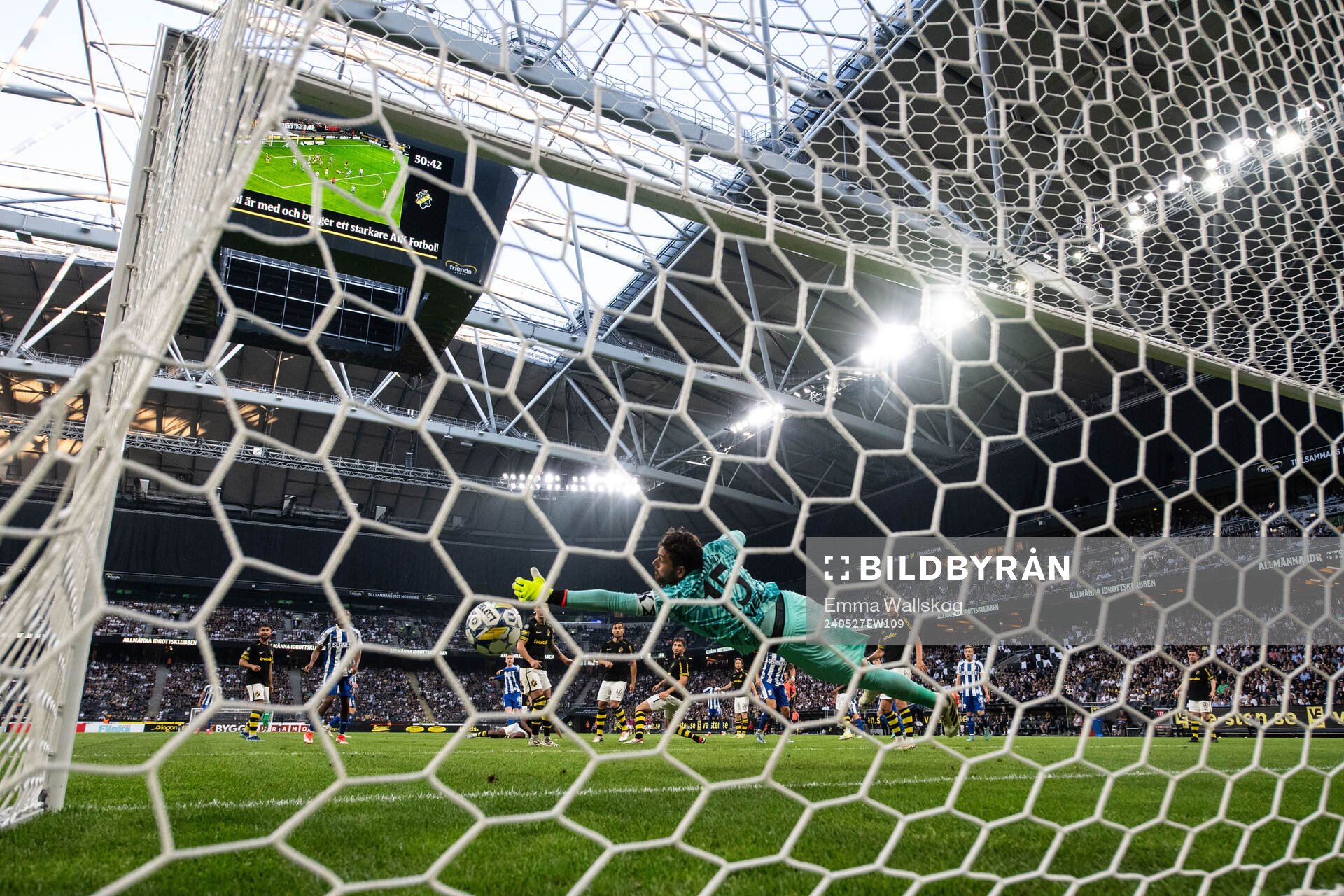 IFK Göteborgs Oscar Wendt gör 1-2 bakom AIKs målvakt