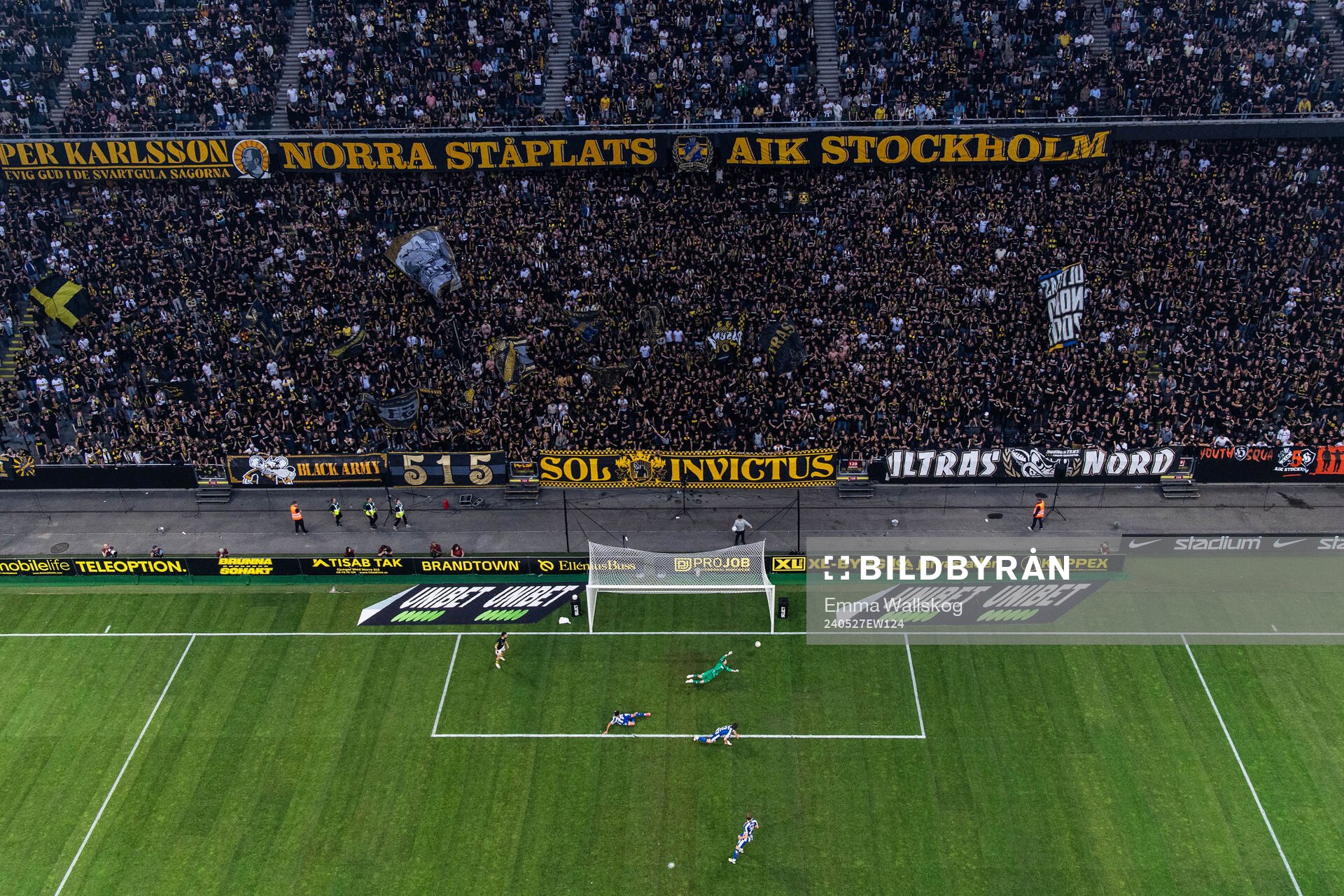 AIKs Omar Faraj (ej i bild) gör 1-1 bakom IFK Göteborgs