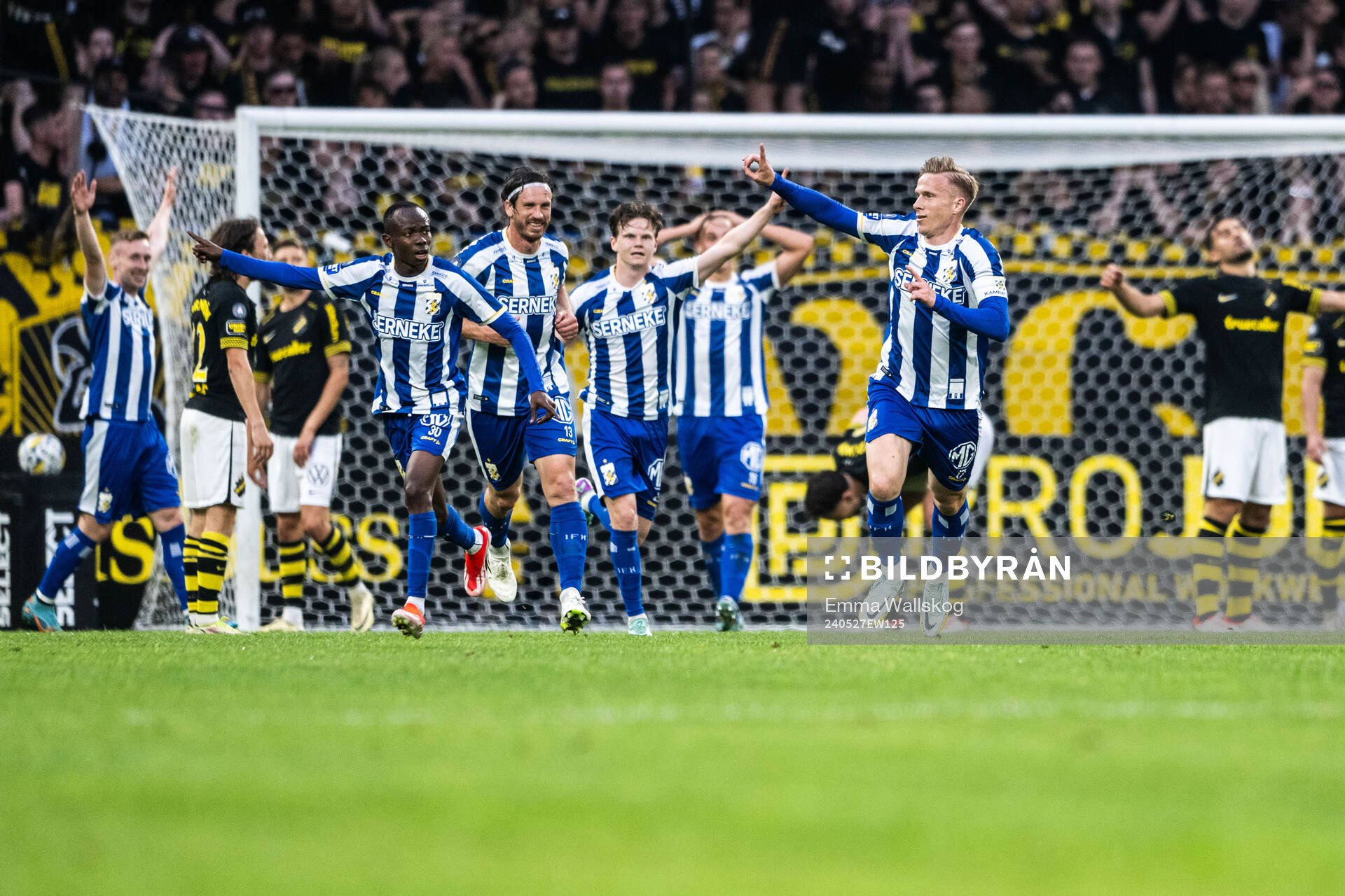 IFK Göteborgs Oscar Wendt jublar med Malick Junior