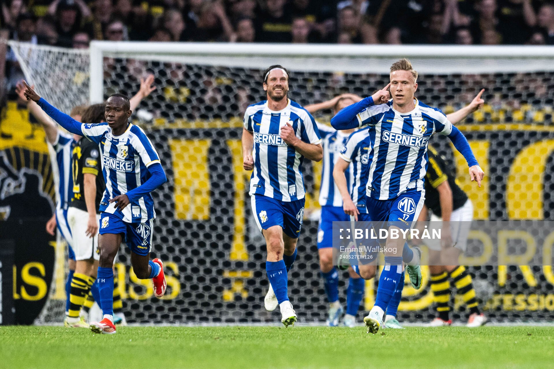 IFK Göteborgs Oscar Wendt jublar med Malick Junior