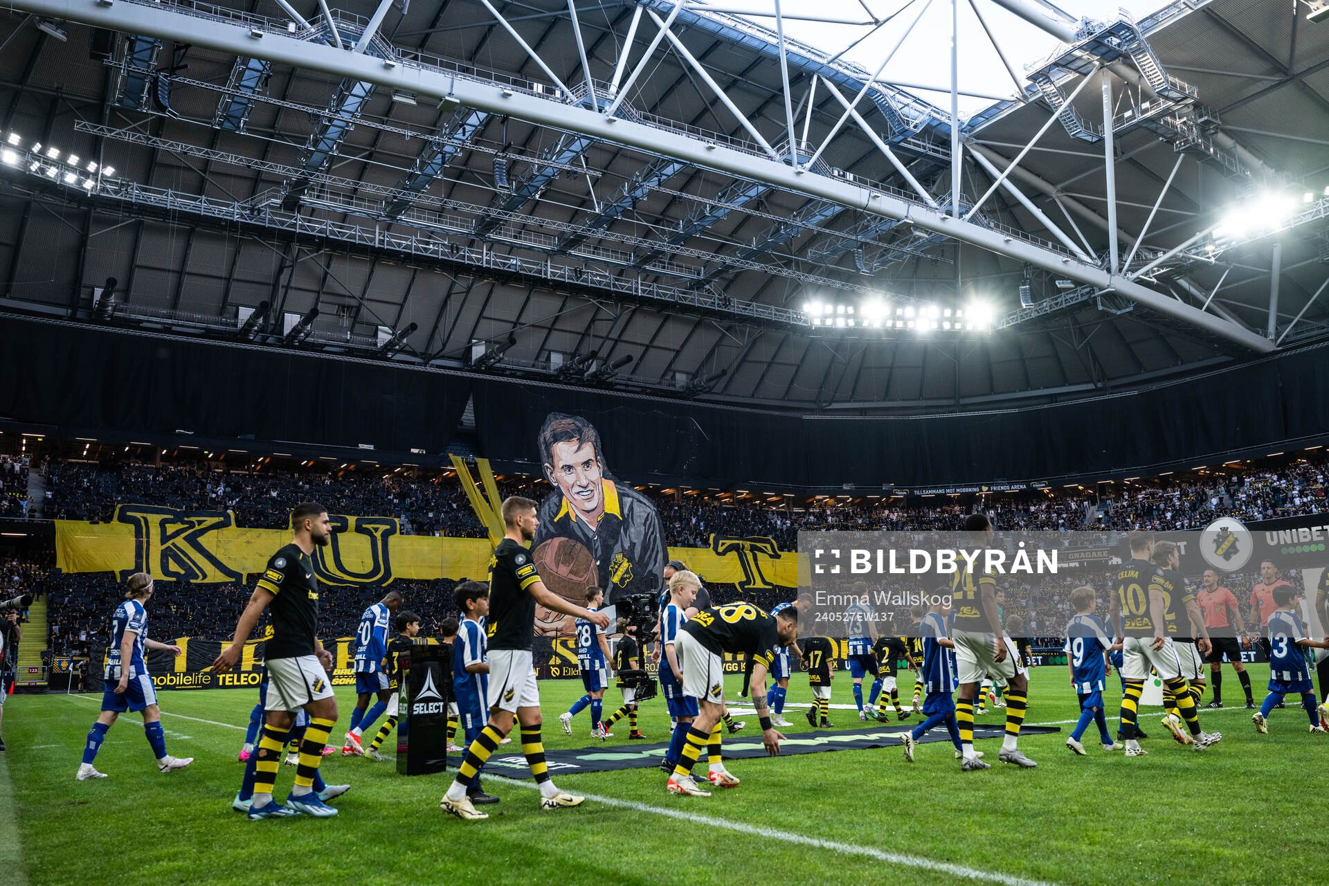 Kurt ”Kurre” Hamrin hyllas med ett tifo av AIKs