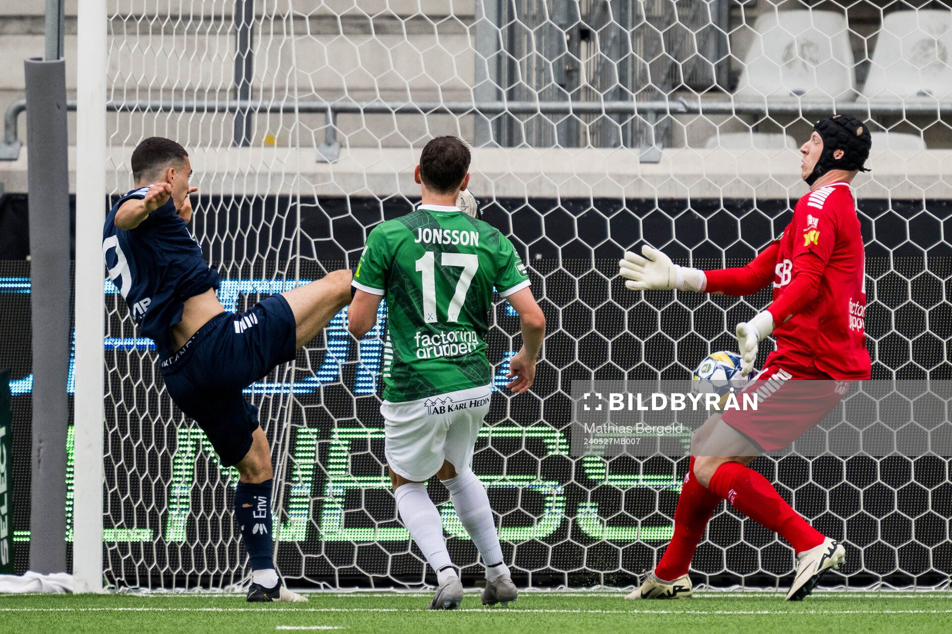 Utsiktens Lucas Lima och Brages målvakt Viktor Frodig