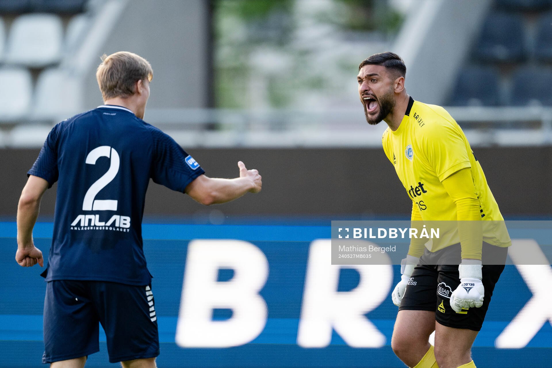 Utsiktens Daniel Hermansson och målvakt Elias Hadaya jublar efter fotbollsmatchen i Superettan mellan Utsikten och Brage den 27 maj 2024 i Göteborg.
