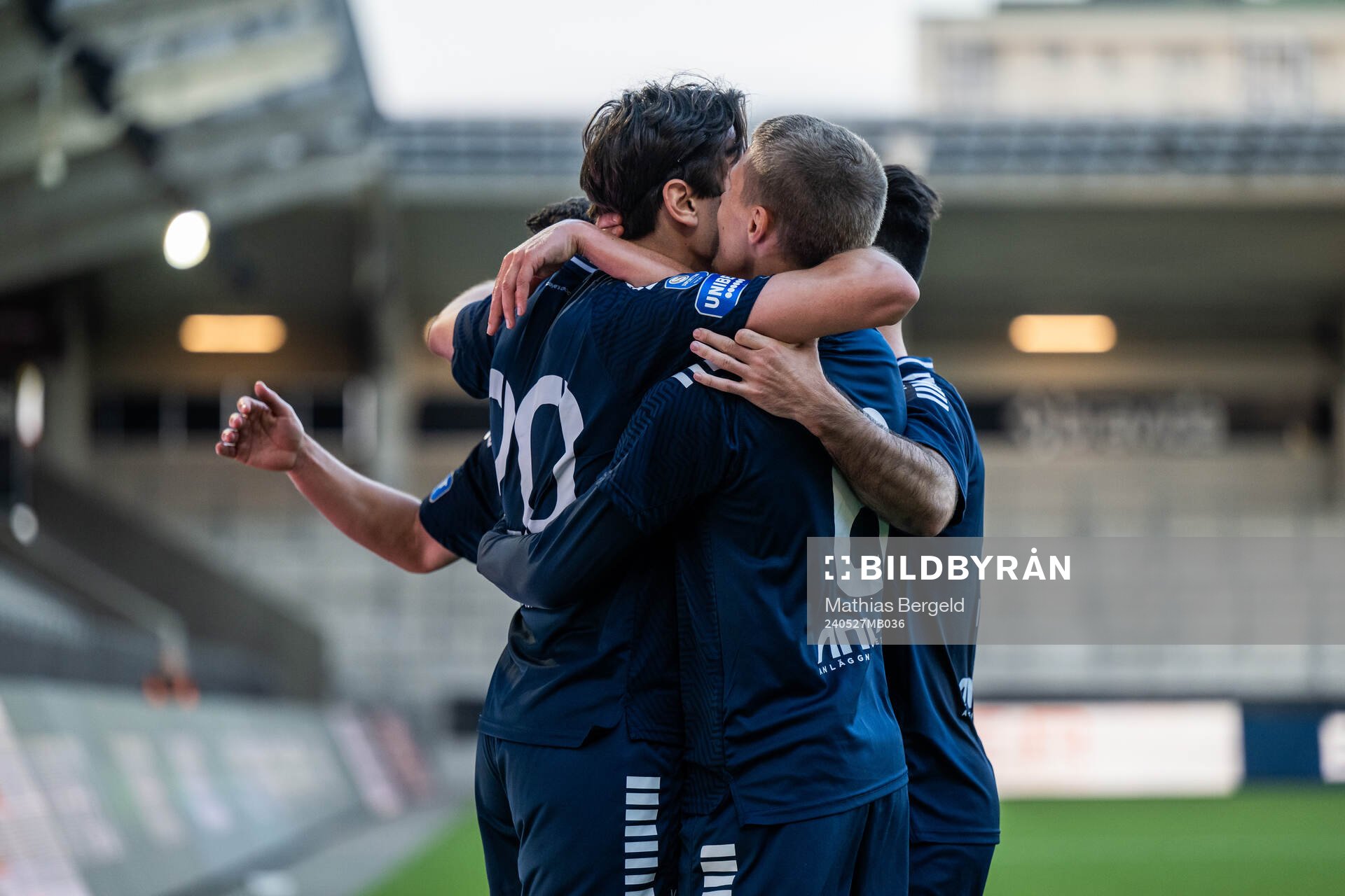 Utsiktens Filip Trpcevski jublar med lagkamrater efter att han gjort 1-0 under fotbollsmatchen i Superettan mellan Utsikten och Brage den 27 maj 2024 i Göteborg.