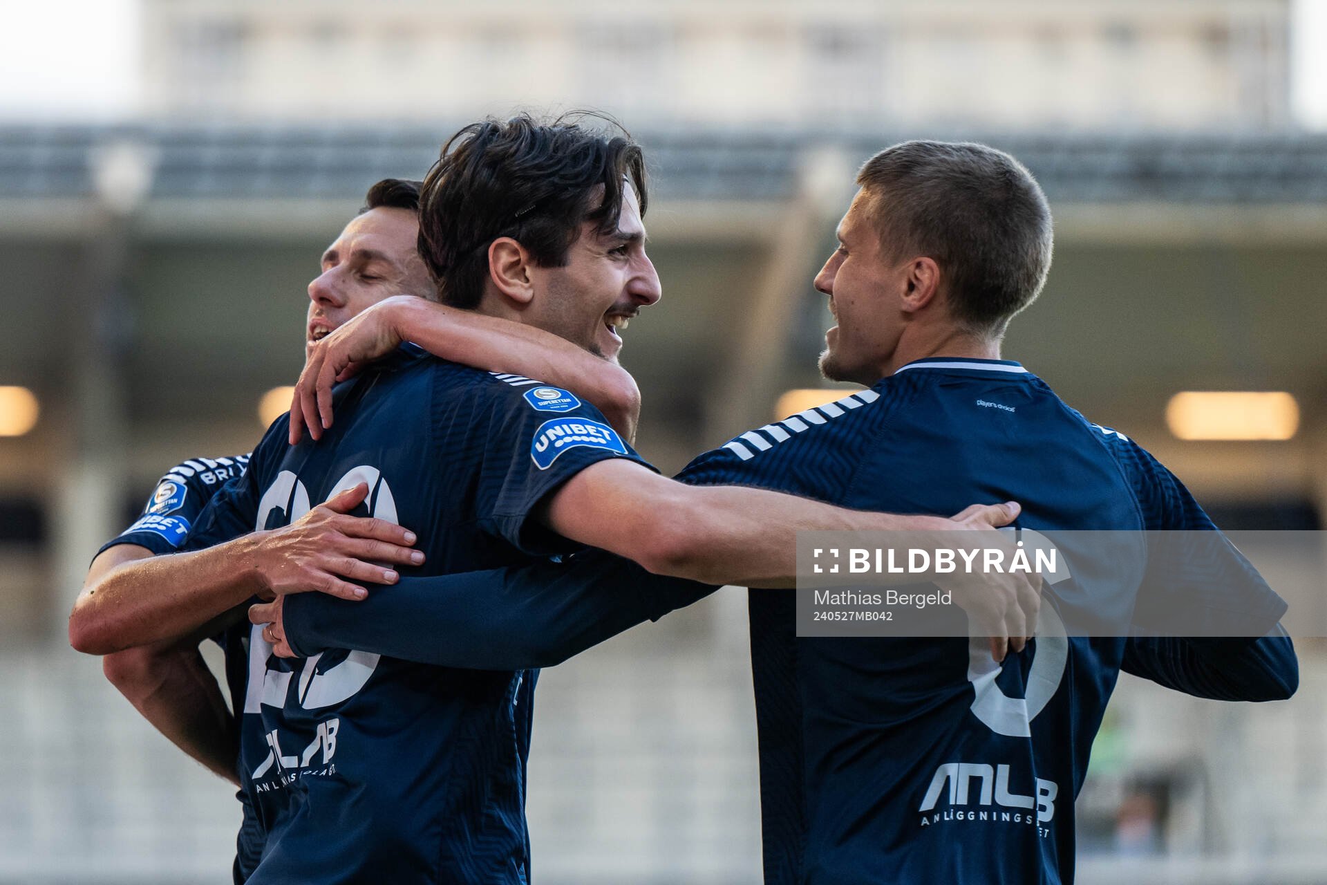 Utsiktens Filip Trpcevski jublar med Predrag Randelovic och