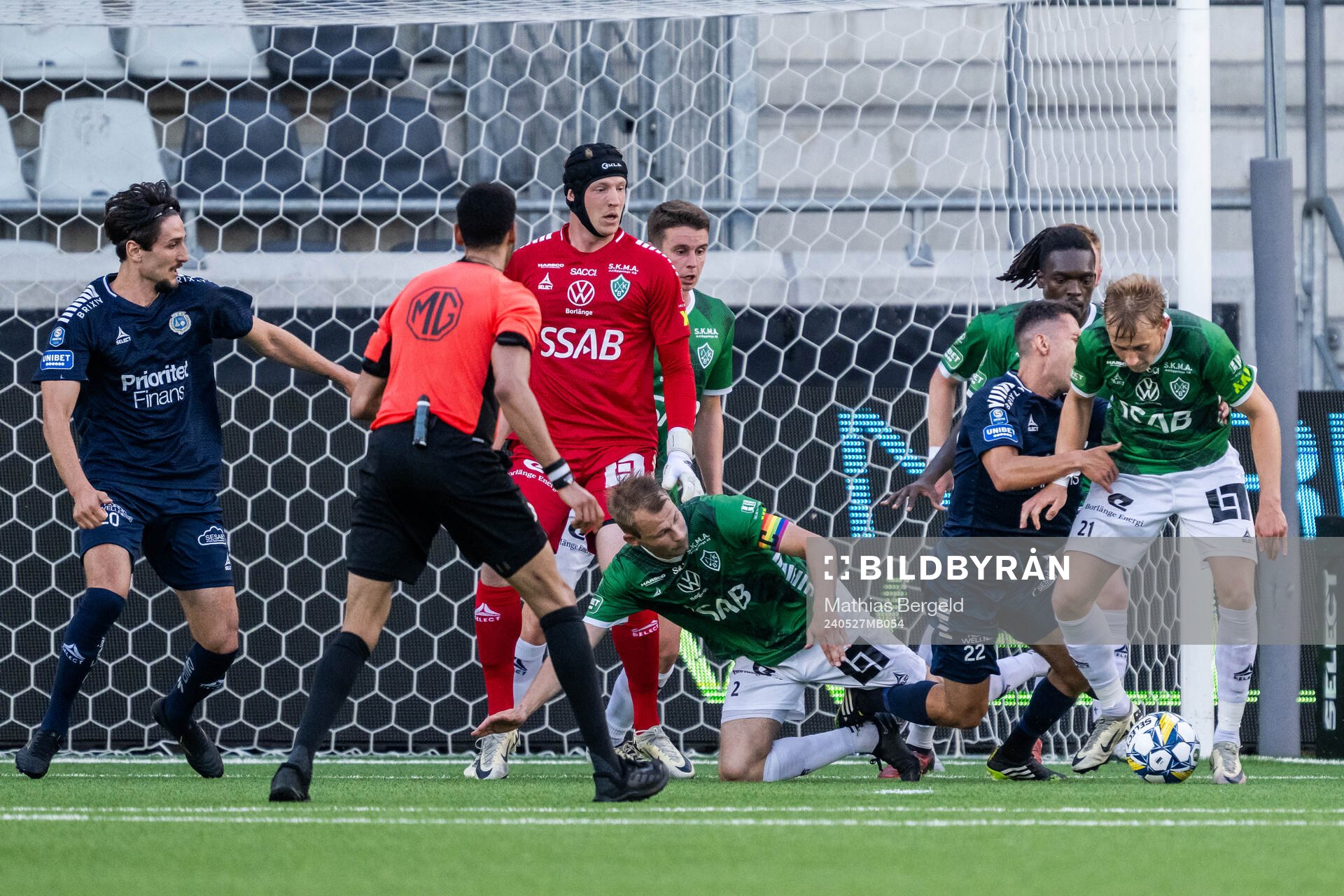 Brages Alexander Zetterström, Ieltsin Jeronimo Semedo Camoes och Henry Sletsjøe i kamp med Utsiktens Predrag Randelovic i en situation som döms till straffspark under fotbollsmatchen i Superettan mellan Utsikten och Brage den 27 maj 2024 i Göteborg.