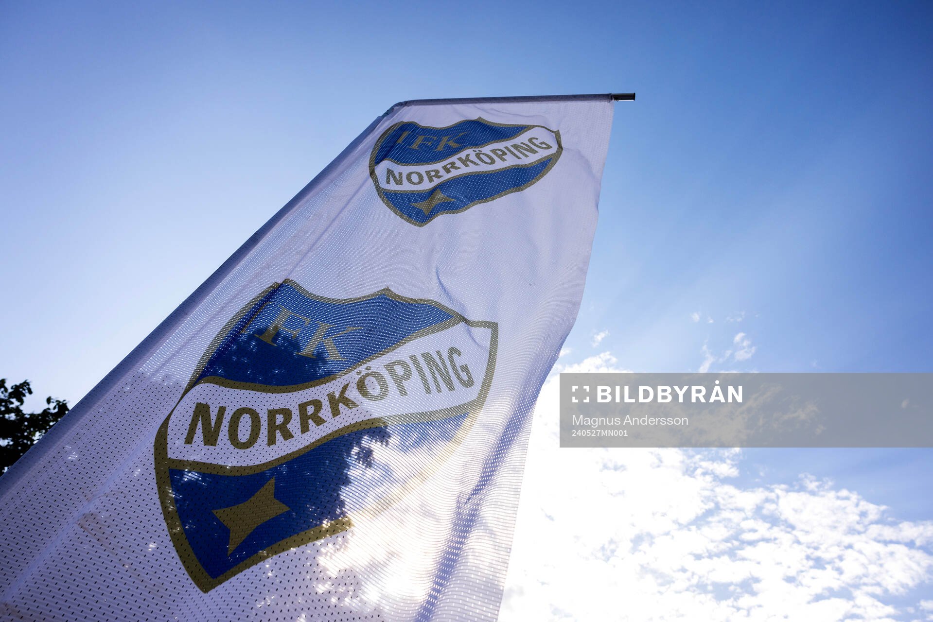 En flagga med IFK Norrköpings klubbmärke inför fotbollsmatchen i Allsvenskan mellan IFK Norrköping och Värnamo den 27 maj 2024 i Norrköping.